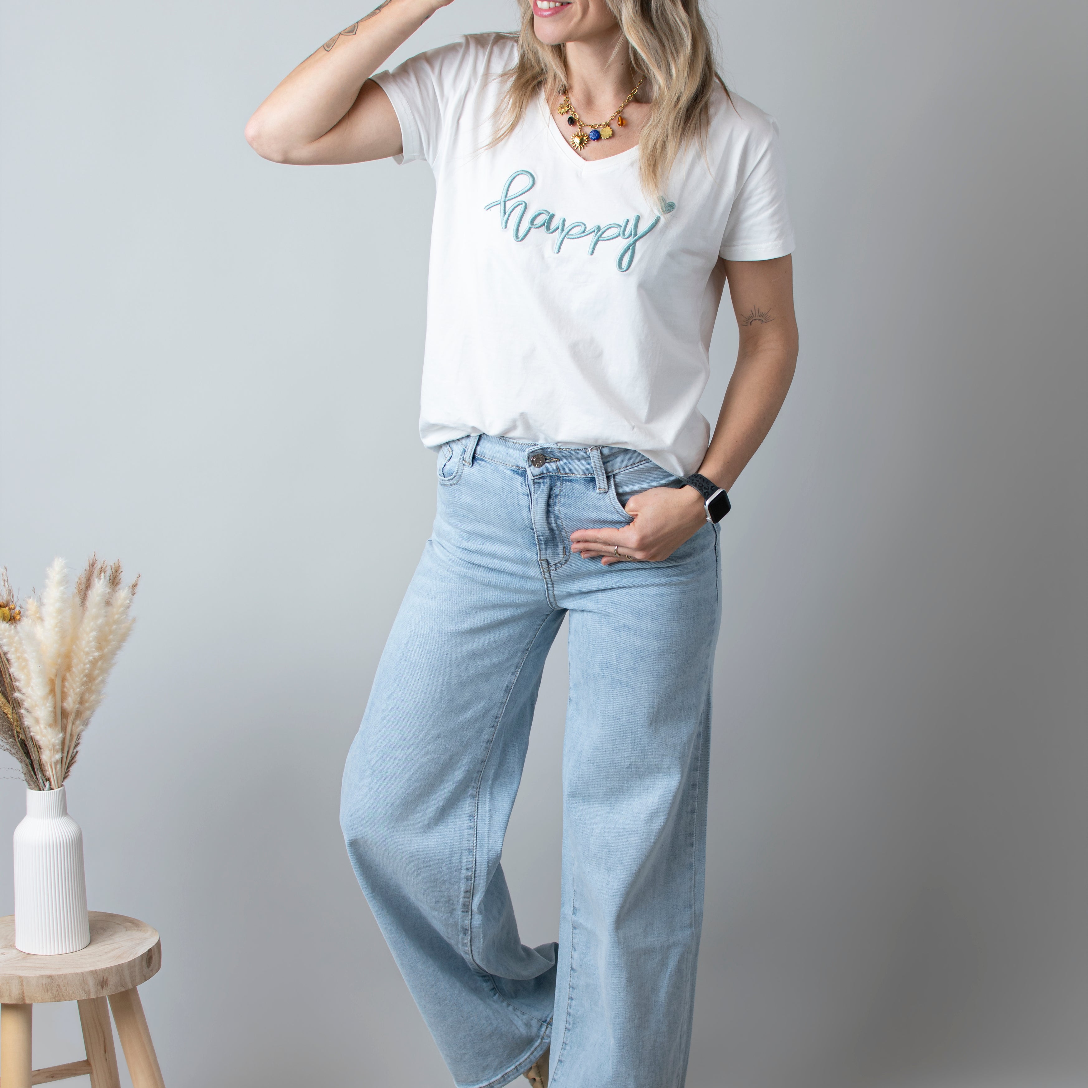 Jean Wide Leg bleu très clair en coton stretch, porté taille haute avec un haut ajusté et des bottes/baskets.