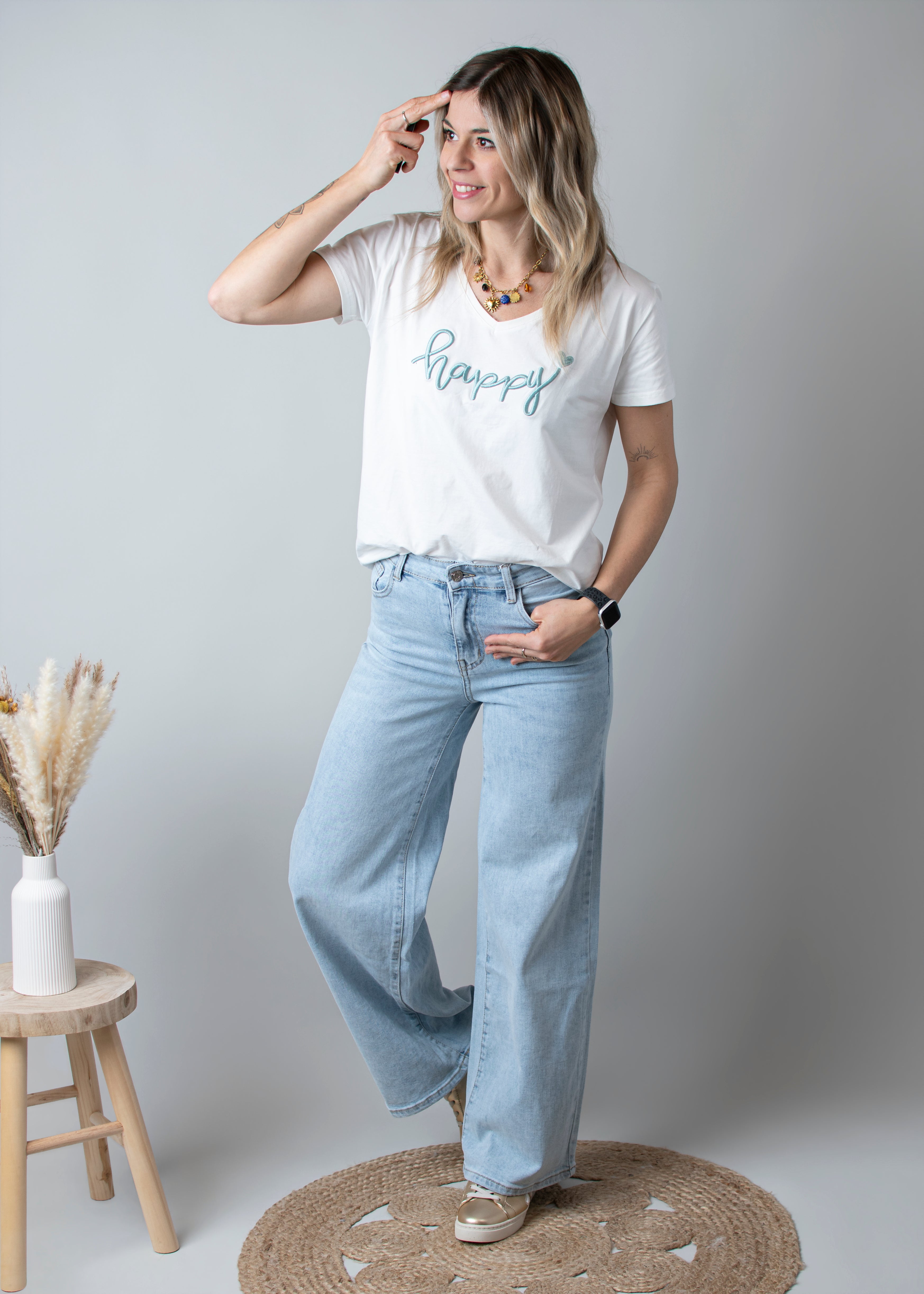 Jean Wide Leg bleu très clair en coton stretch, porté taille haute avec un haut ajusté et des bottes/baskets.