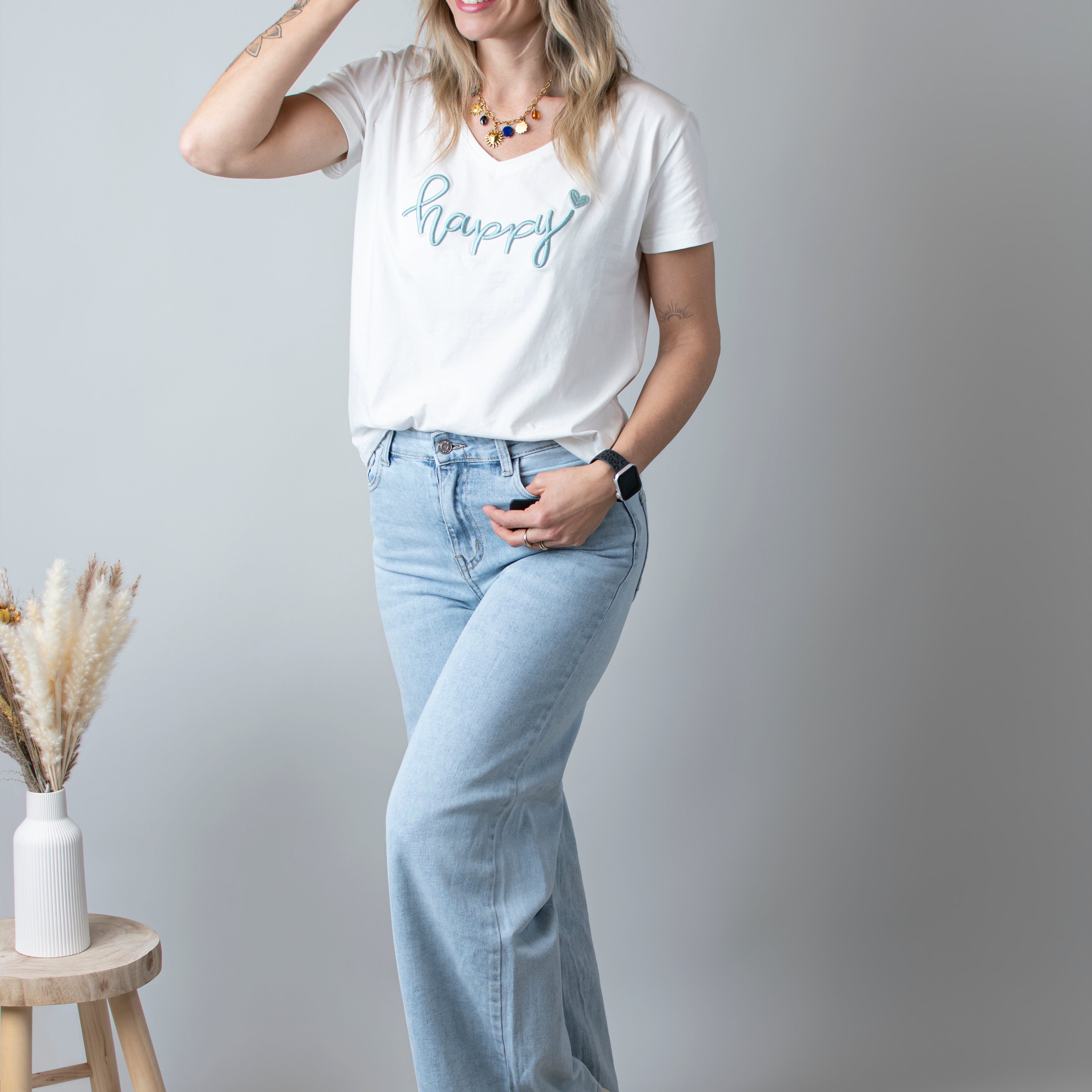 Jean Wide Leg bleu très clair en coton stretch, porté taille haute avec un haut ajusté et des bottes/baskets.