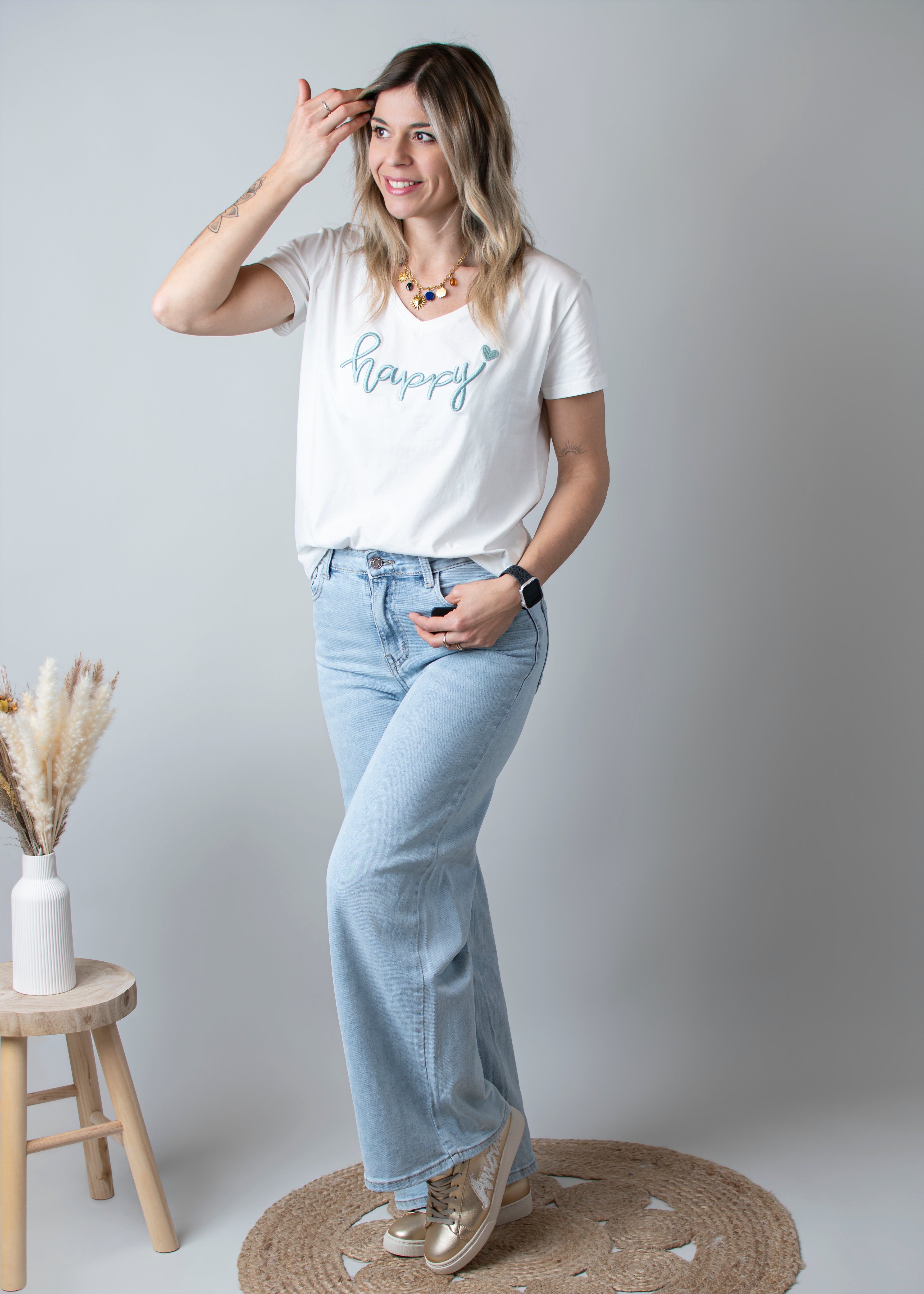 Jean Wide Leg bleu très clair en coton stretch, porté taille haute avec un haut ajusté et des bottes/baskets.