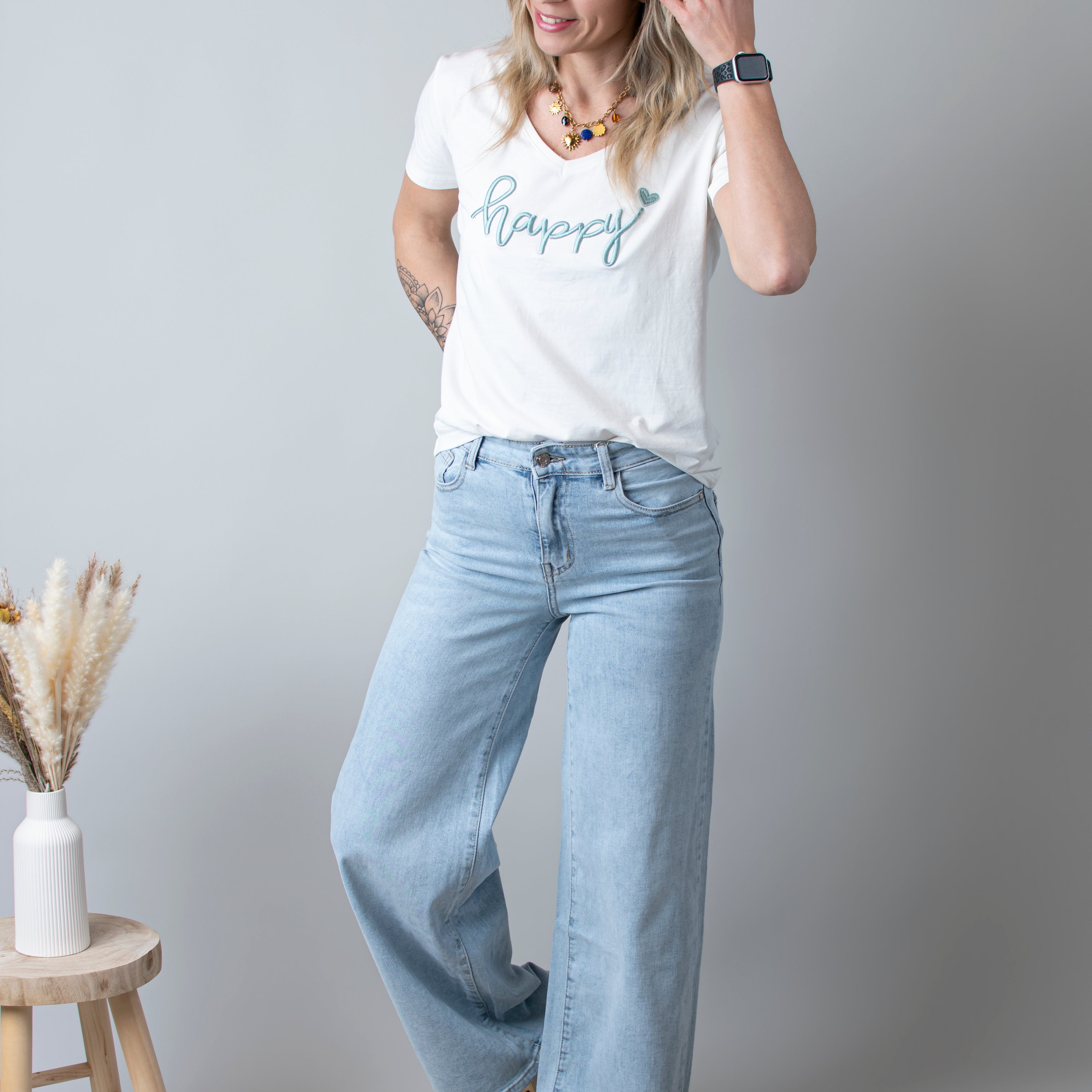 Jean Wide Leg bleu très clair en coton stretch, porté taille haute avec un haut ajusté et des bottes/baskets.