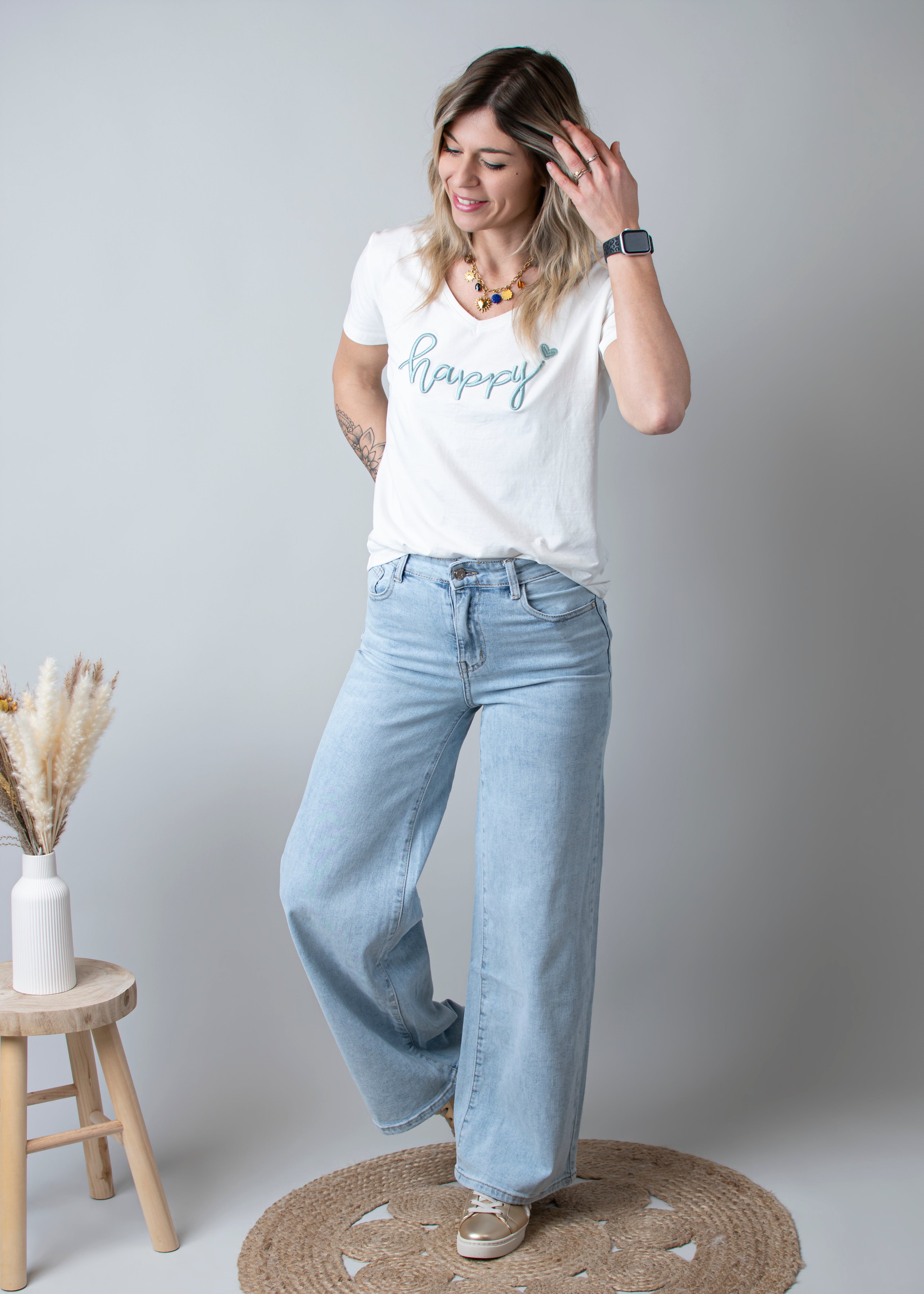 Jean Wide Leg bleu très clair en coton stretch, porté taille haute avec un haut ajusté et des bottes/baskets.