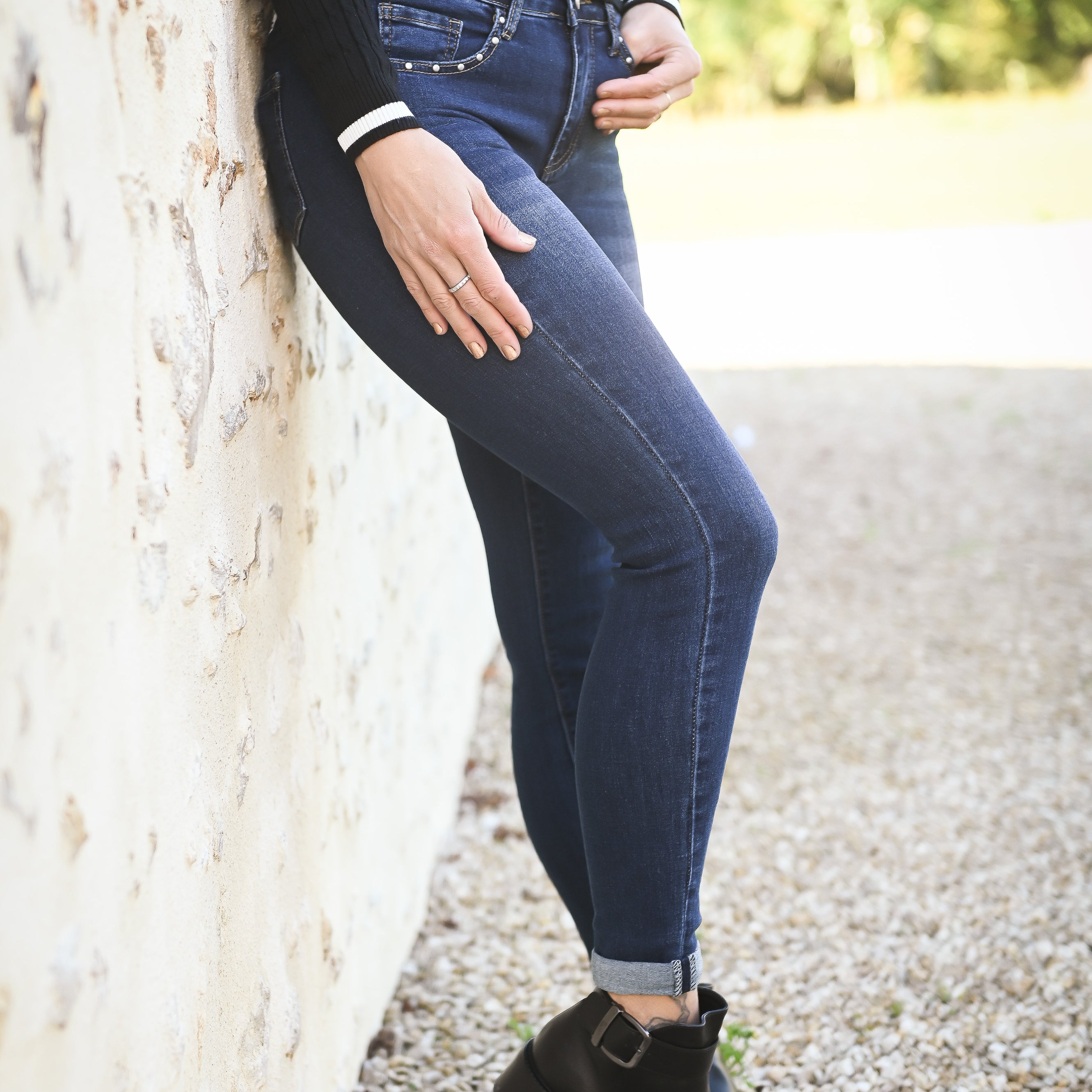 Jean slim bleu foncé, clous argenté femme