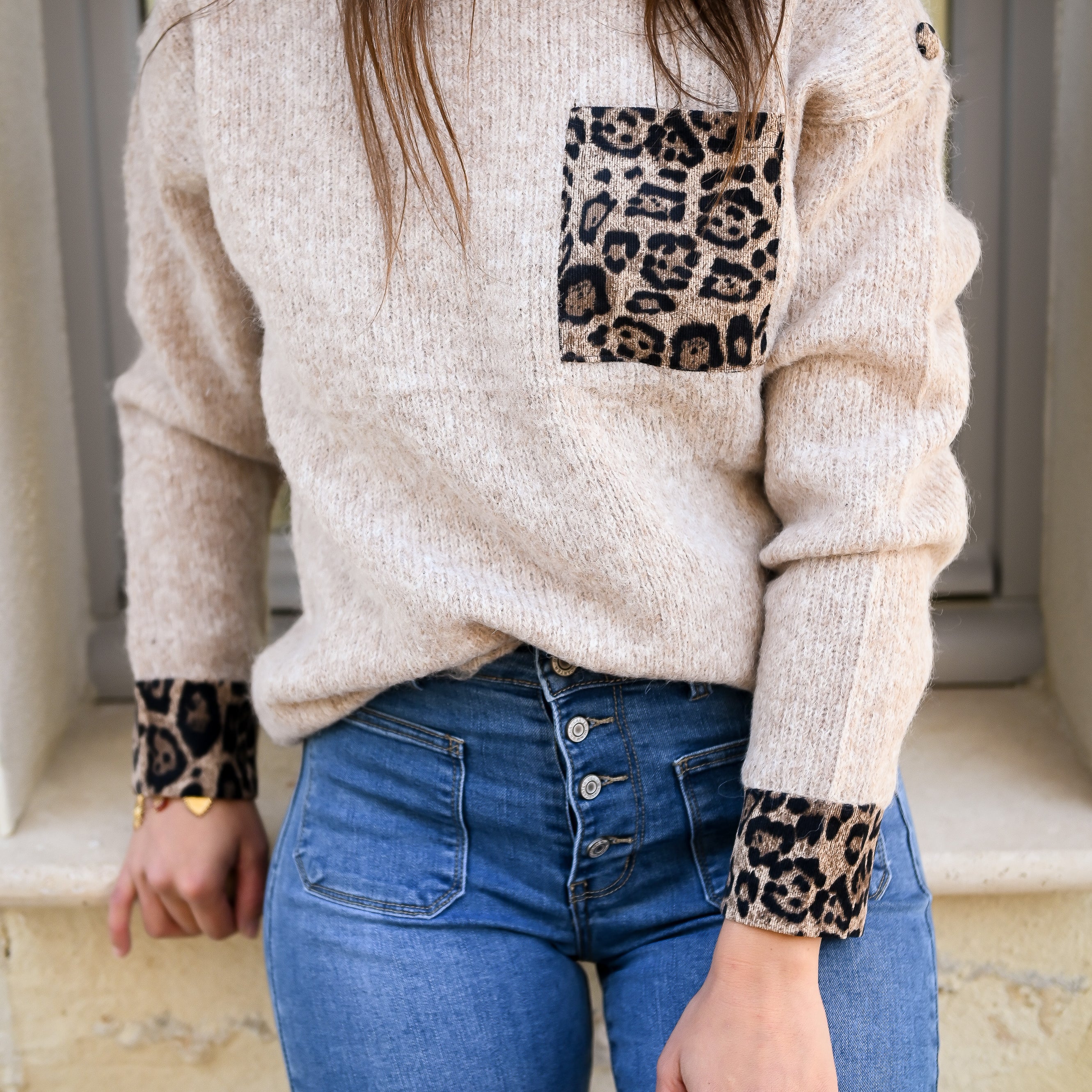 Pull taupe, avec poche devant léopard