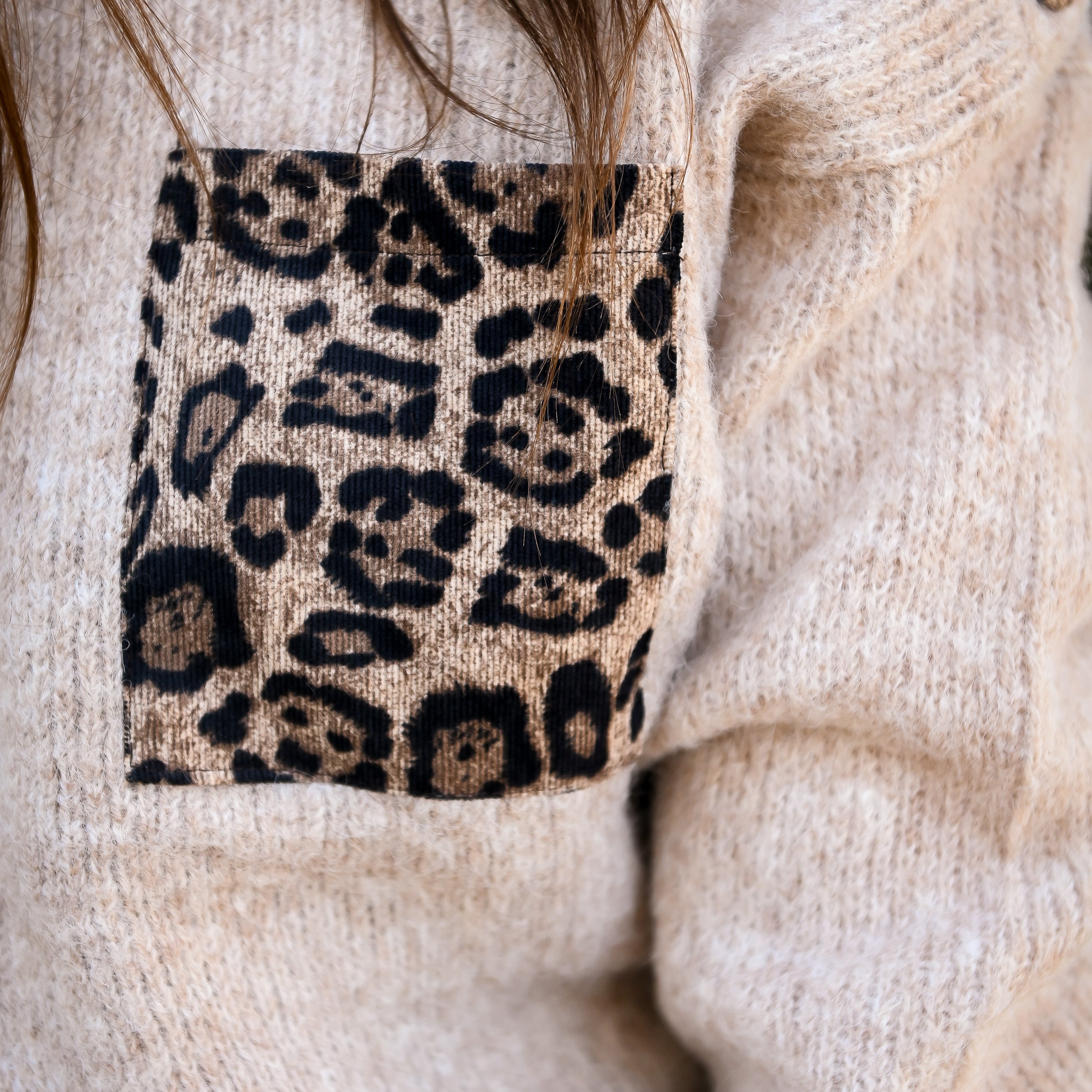 Pull taupe, avec poche devant léopard
