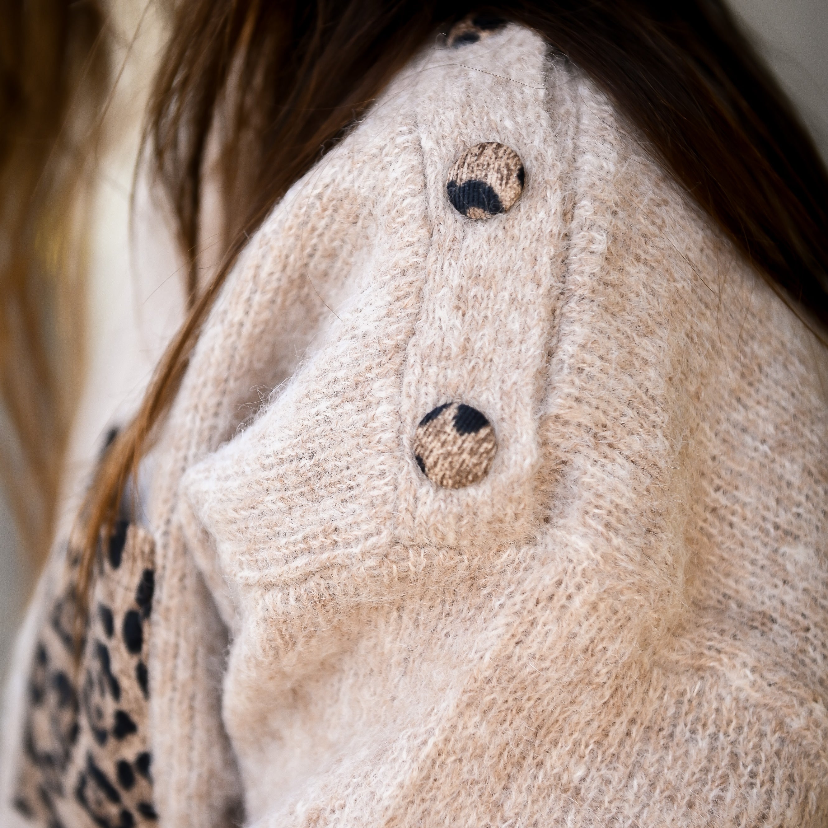 Pull taupe, avec poche devant léopard