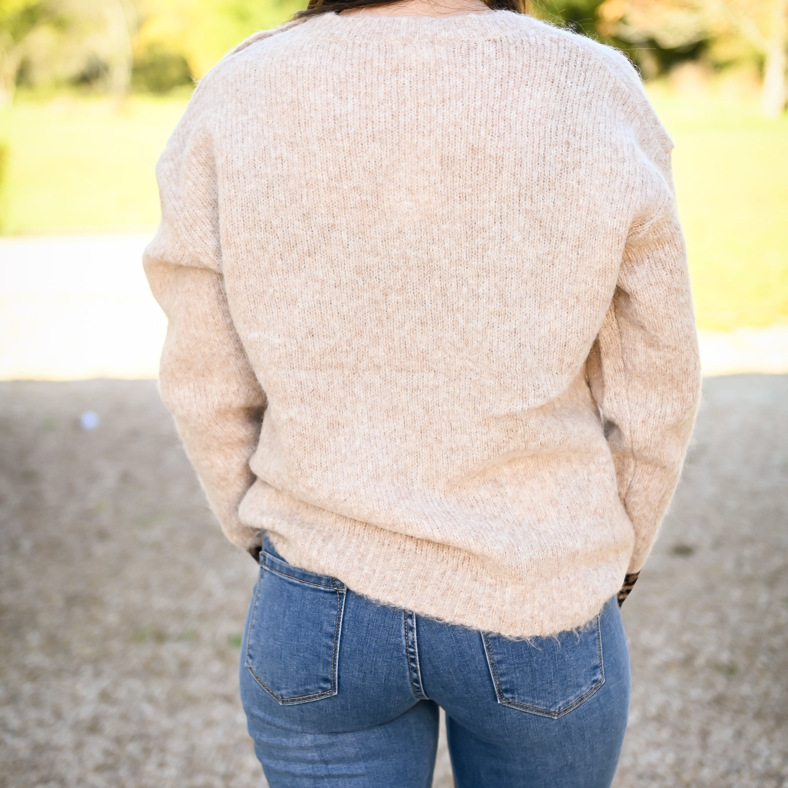 Pull taupe, avec poche devant léopard