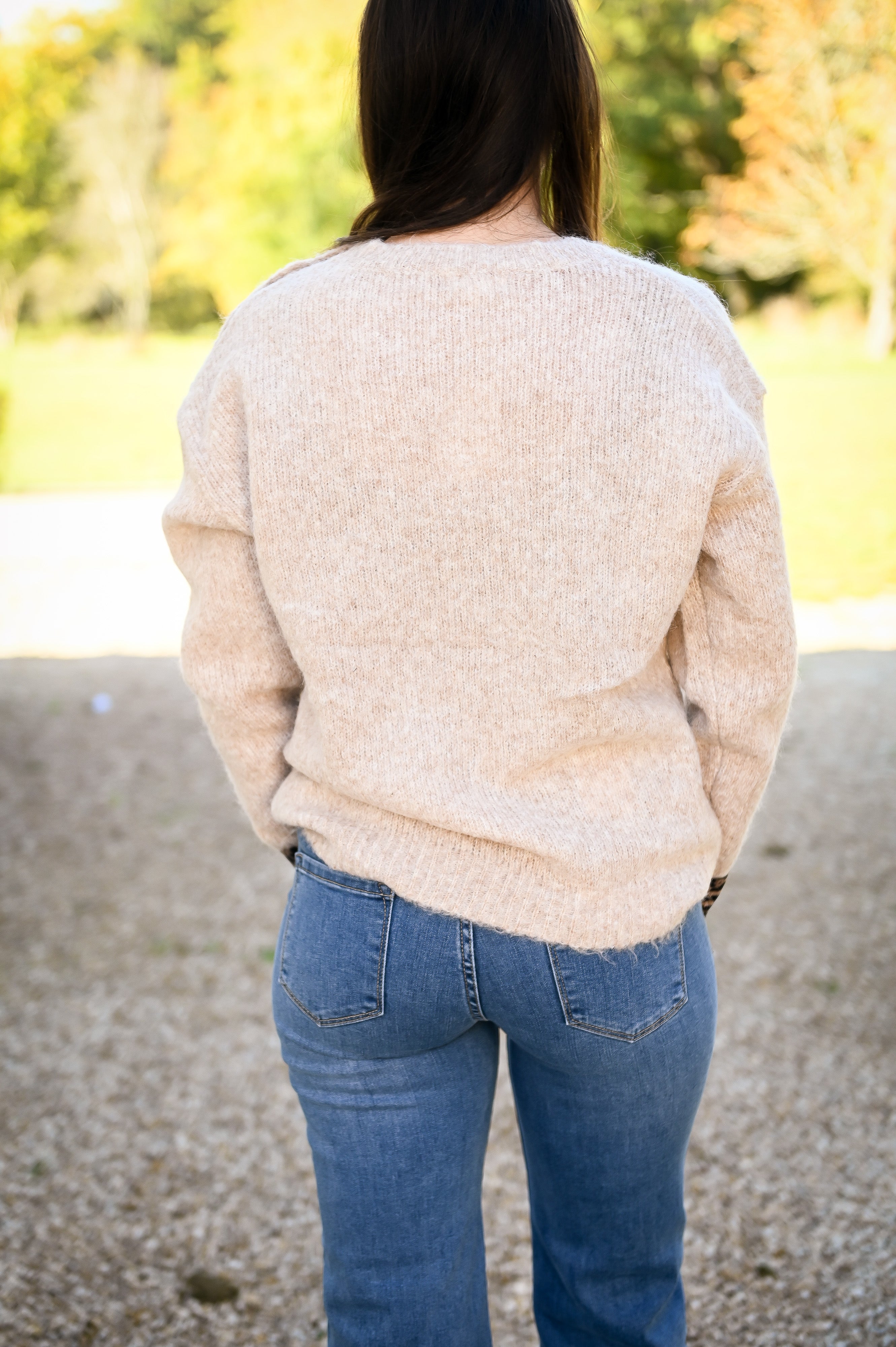 Pull taupe, avec poche devant léopard