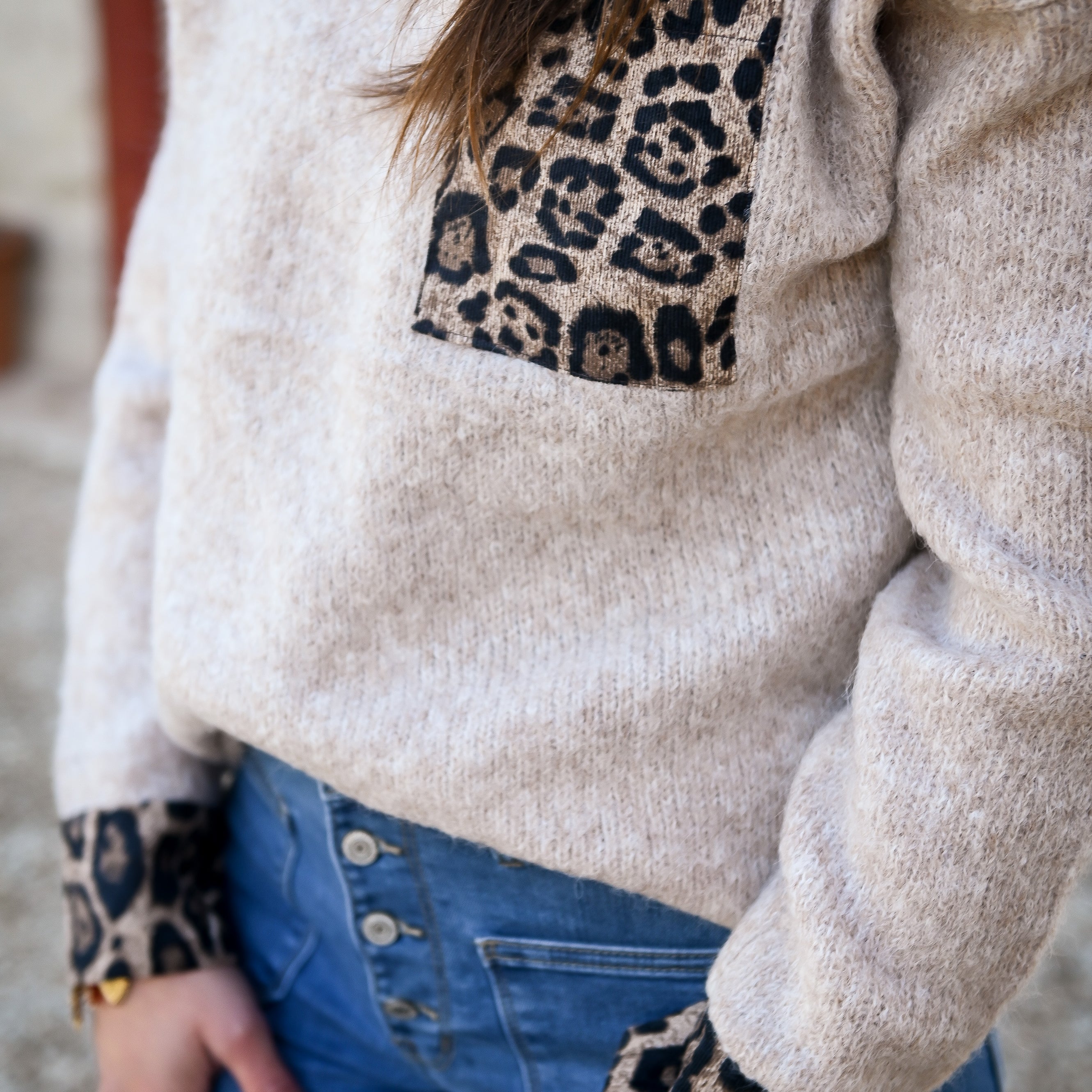 Pull taupe, avec poche devant léopard