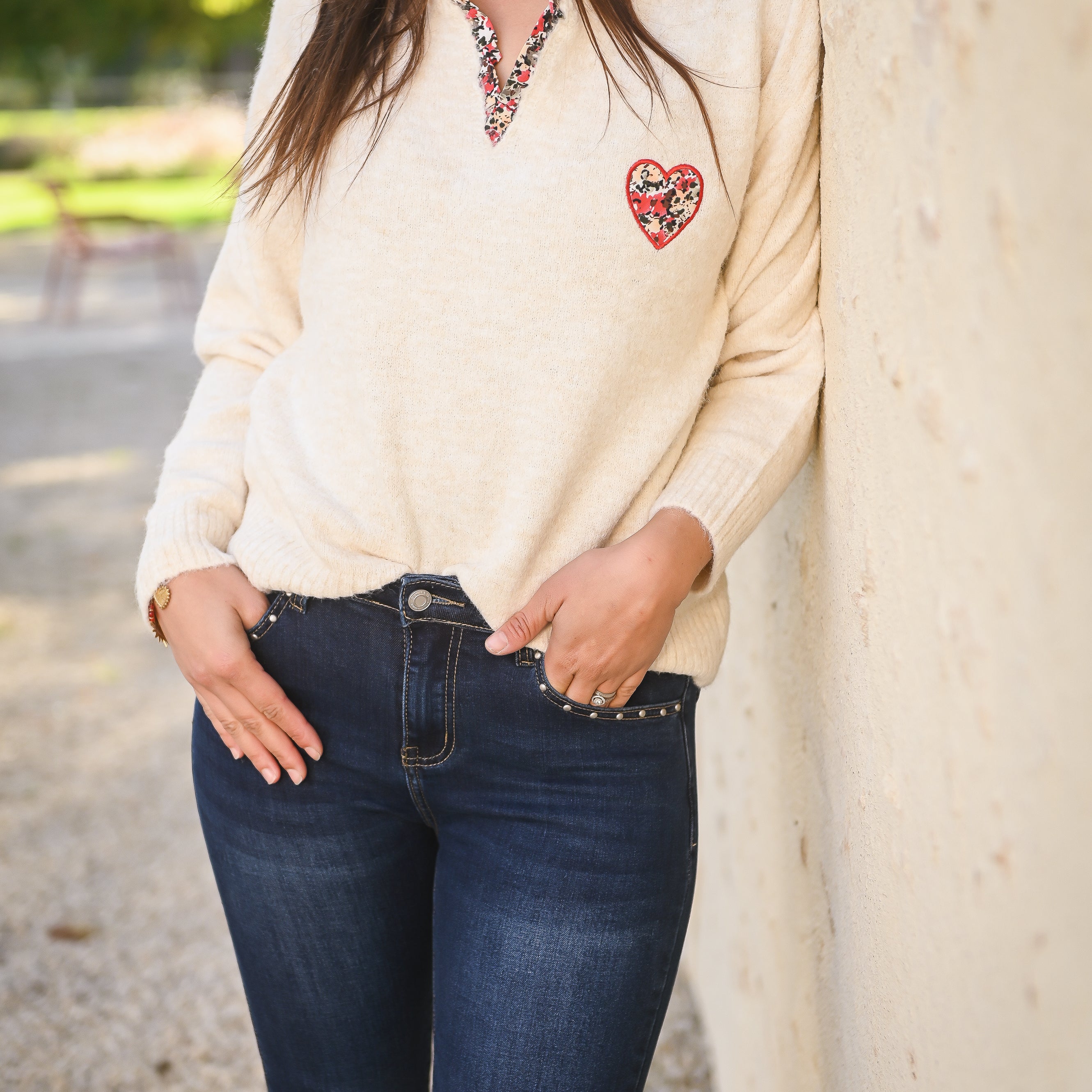 Pull beige clair col V fleuri la boutique de lydie