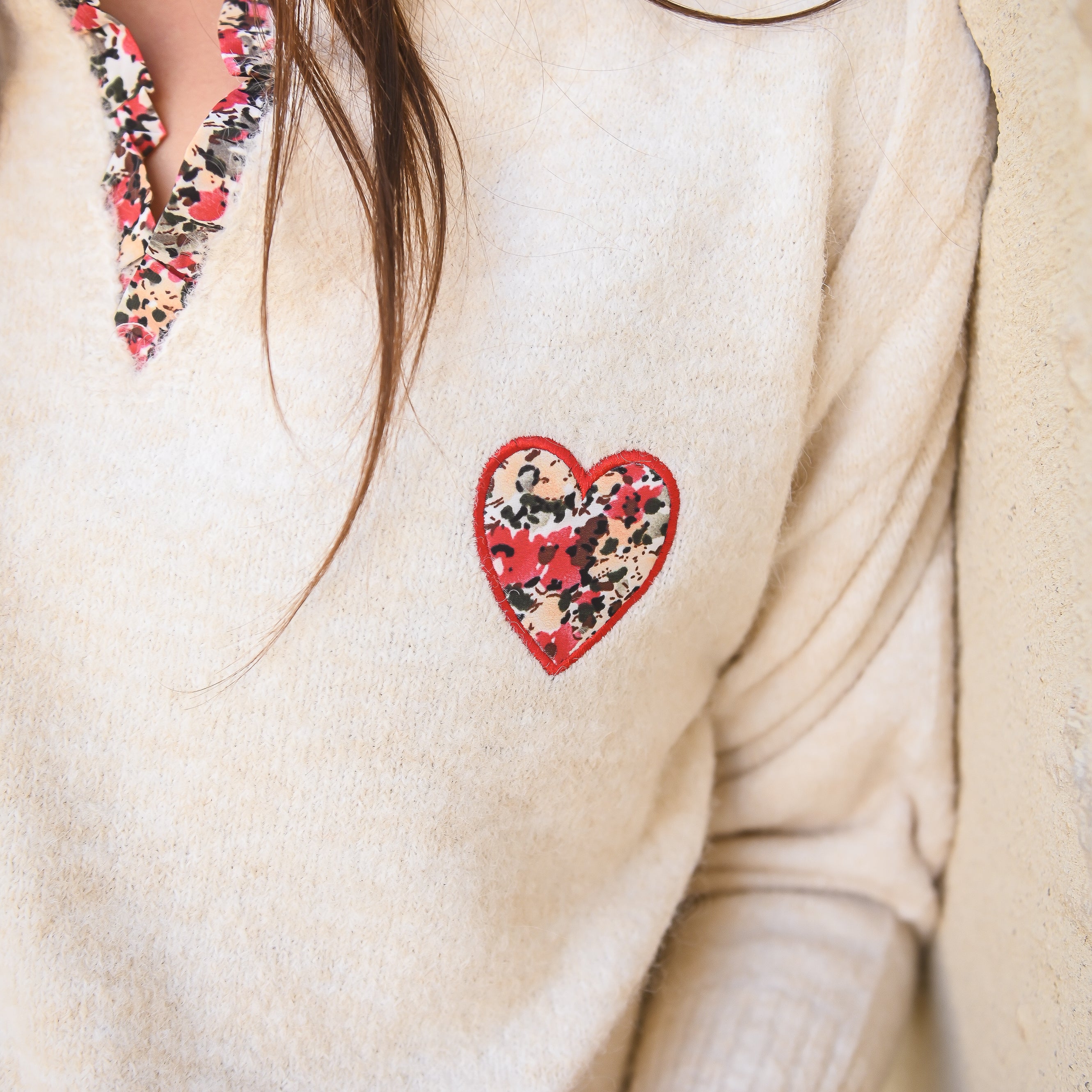 Pull beige clair col V fleuri la boutique de lydie