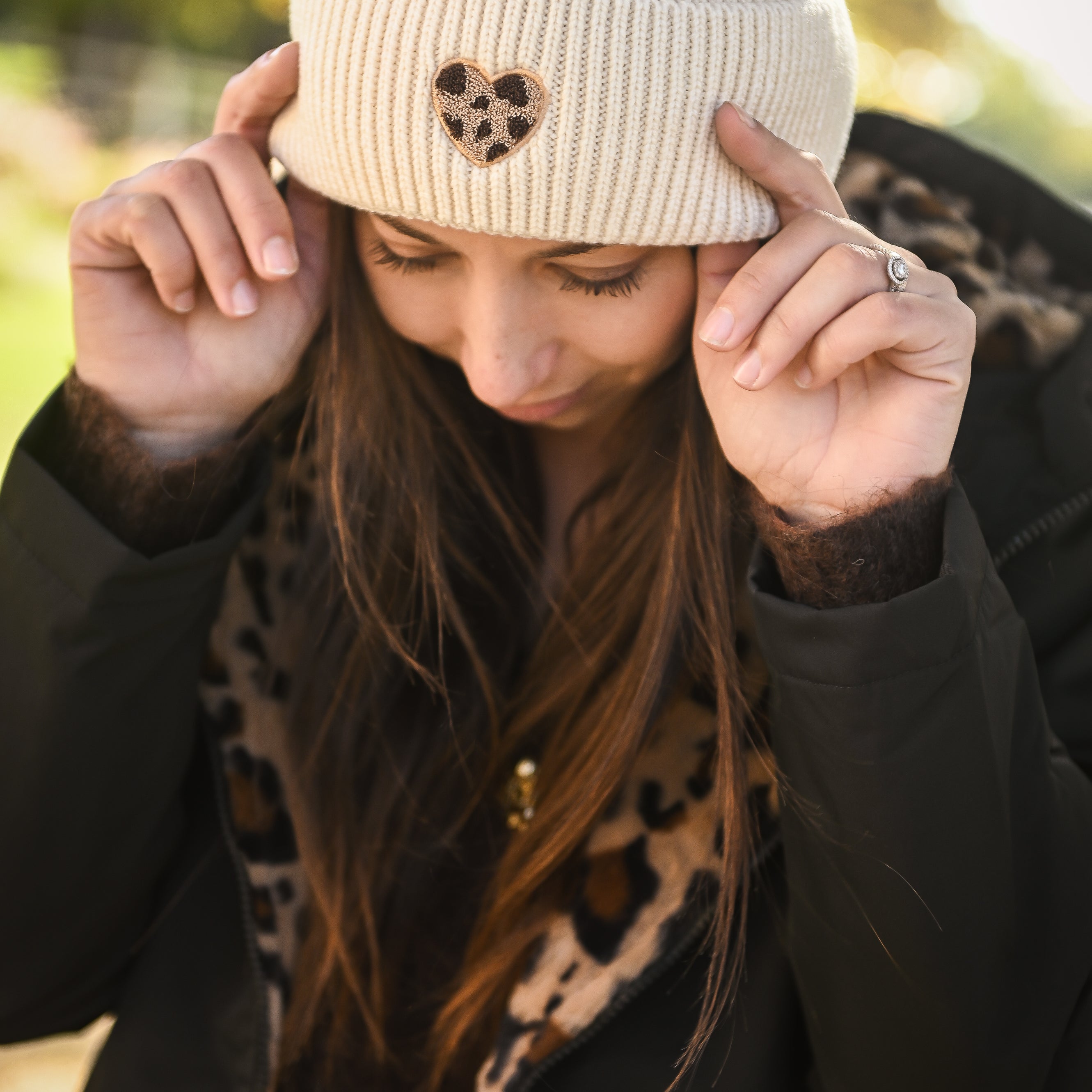 Bonnet en maille avec coeur léopard brodé
