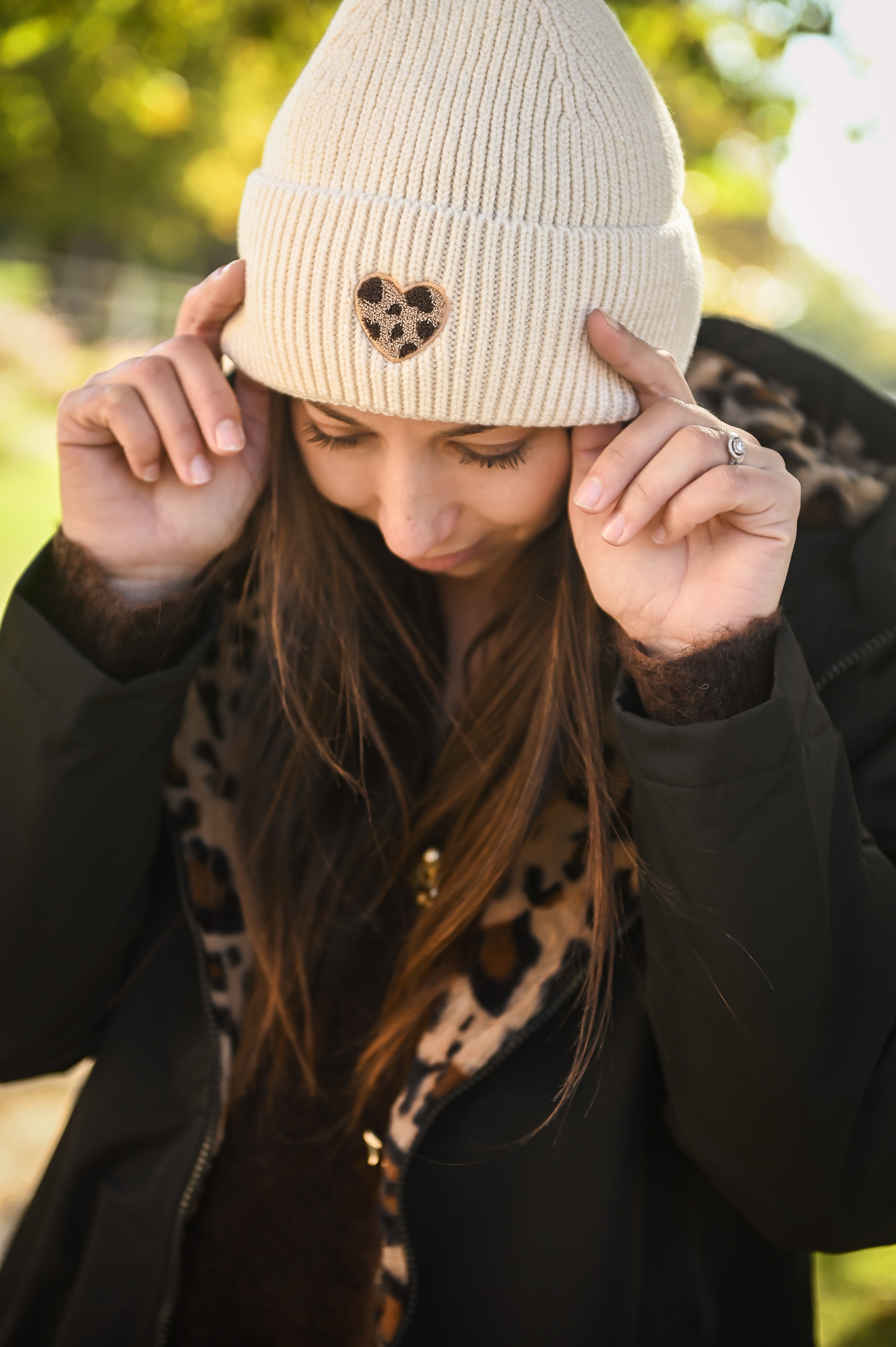 Bonnet en maille avec coeur léopard brodé