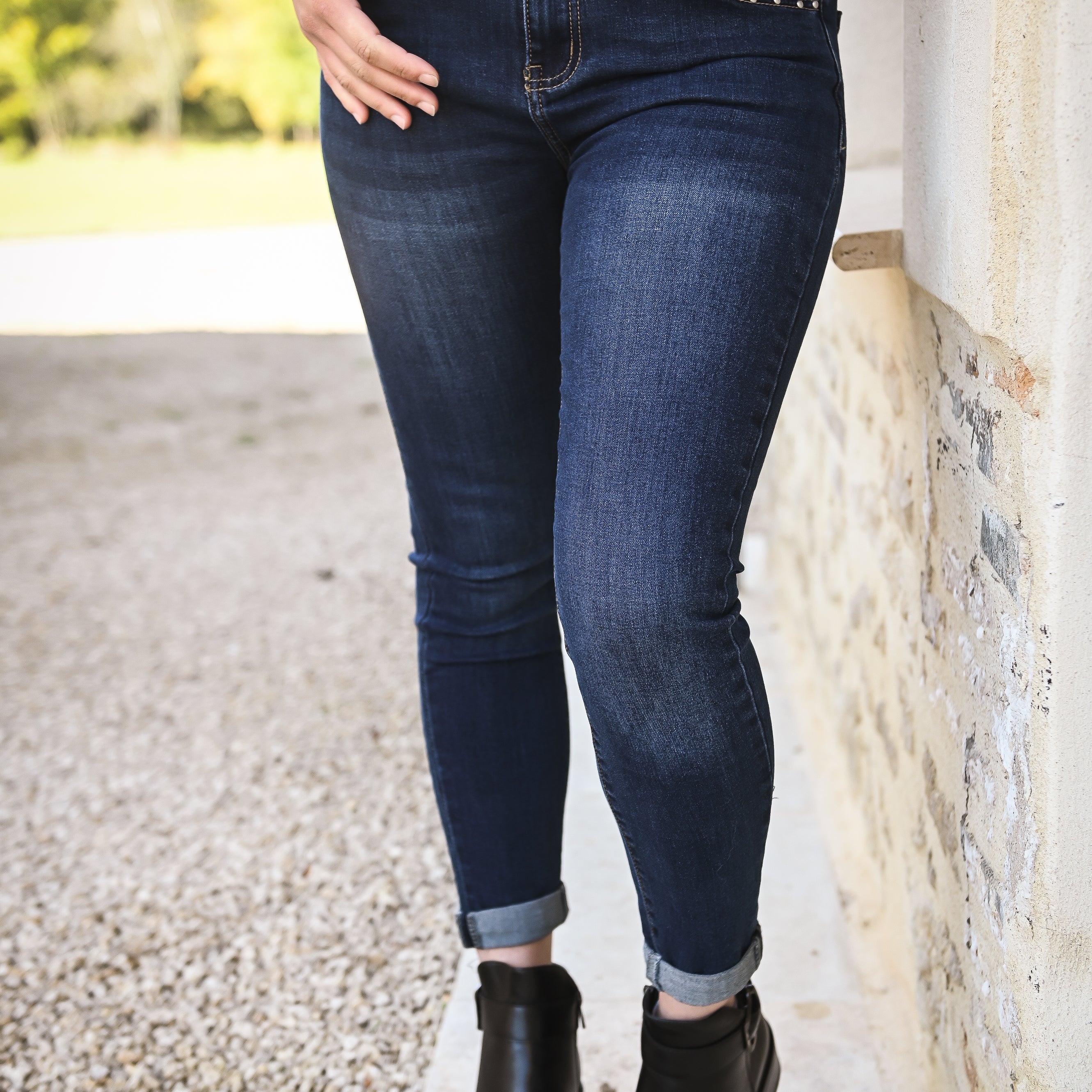 Jean slim bleu foncé, clous argenté femme