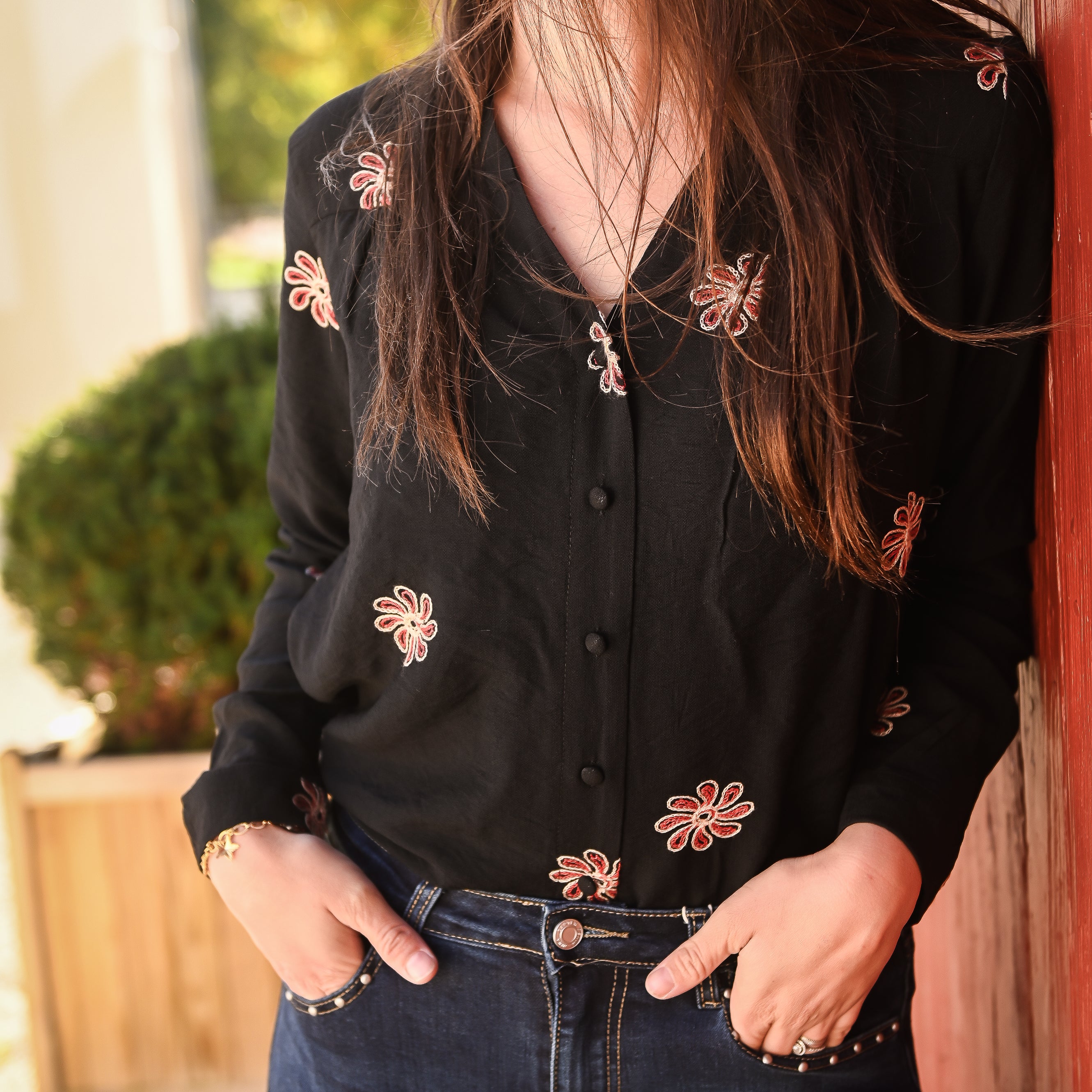 Chemise noire avec fleurs brodées la boutique de lydie