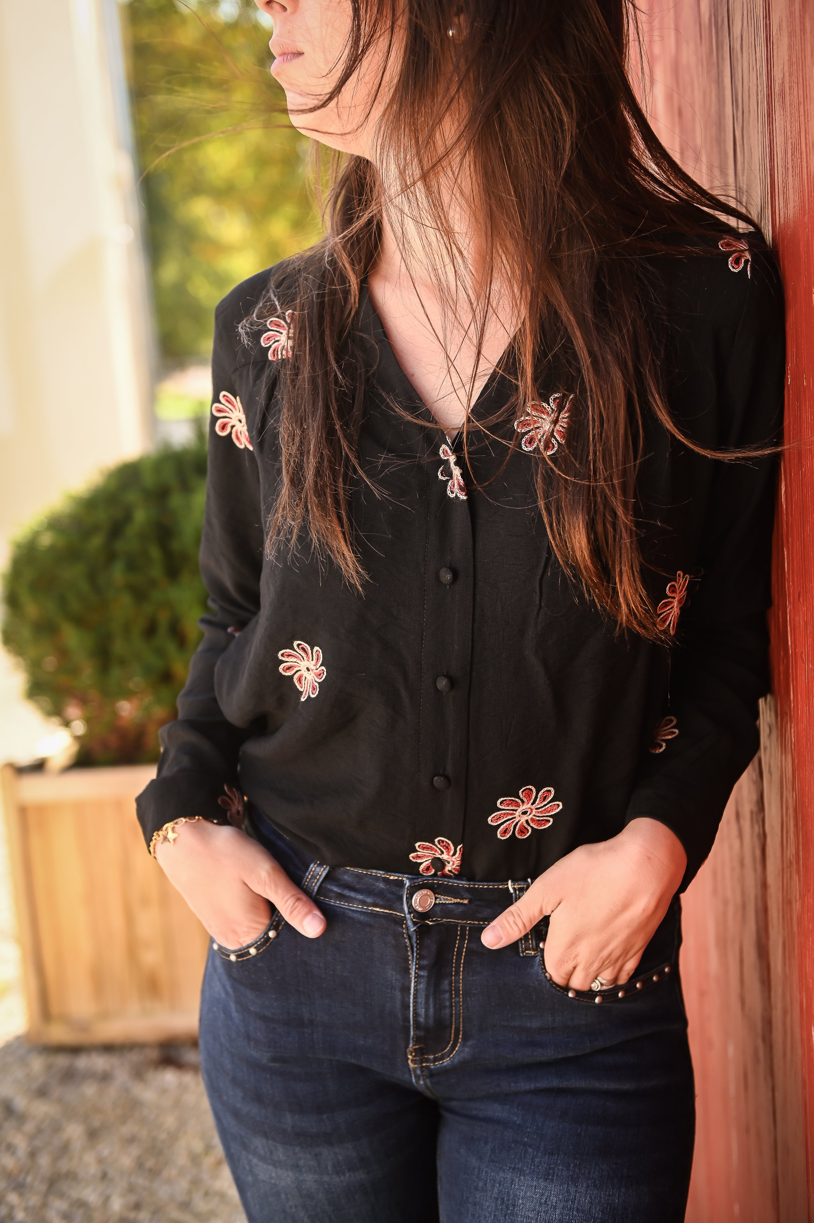 Chemise noire avec fleurs brodées la boutique de lydie