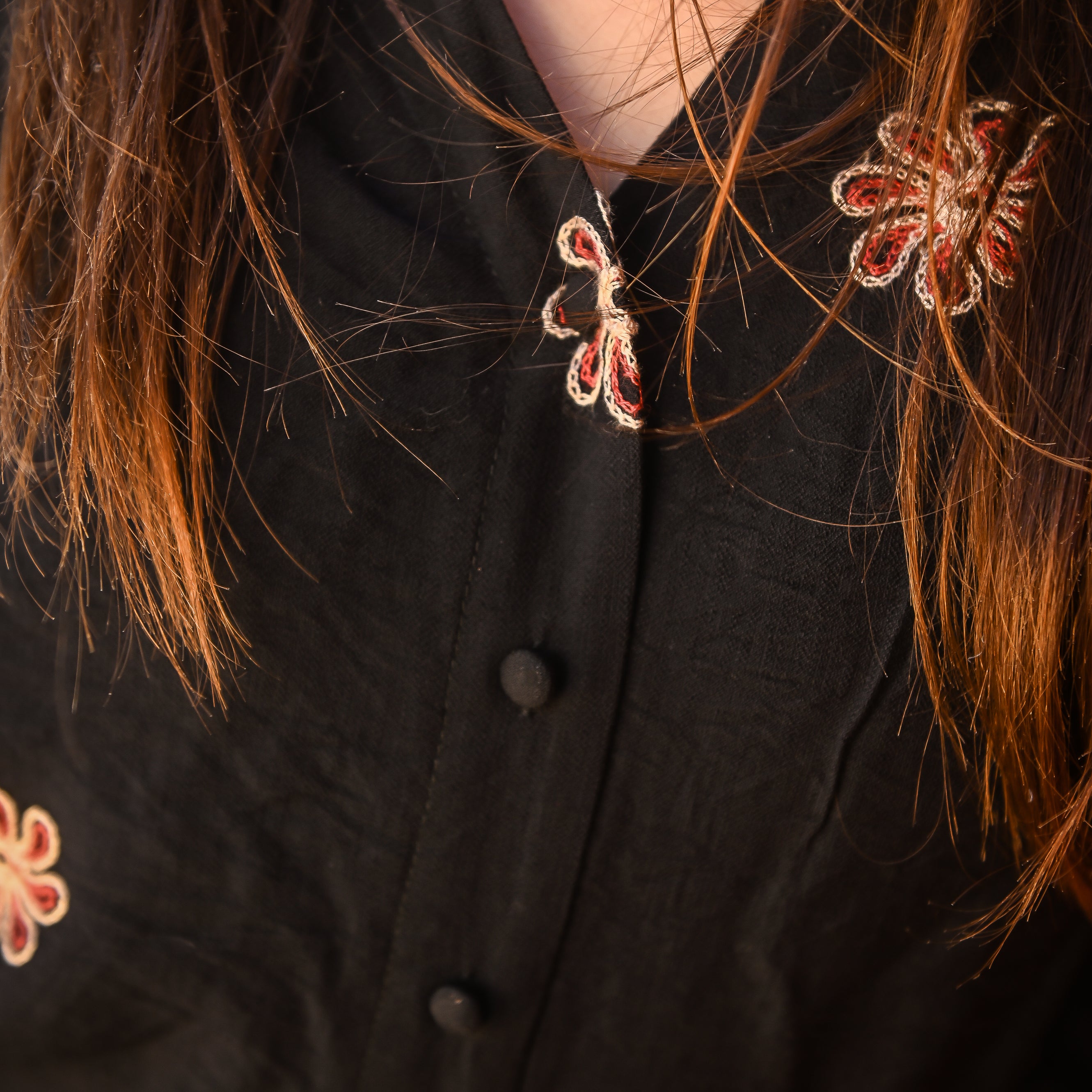 Chemise noire avec fleurs brodées la boutique de lydie