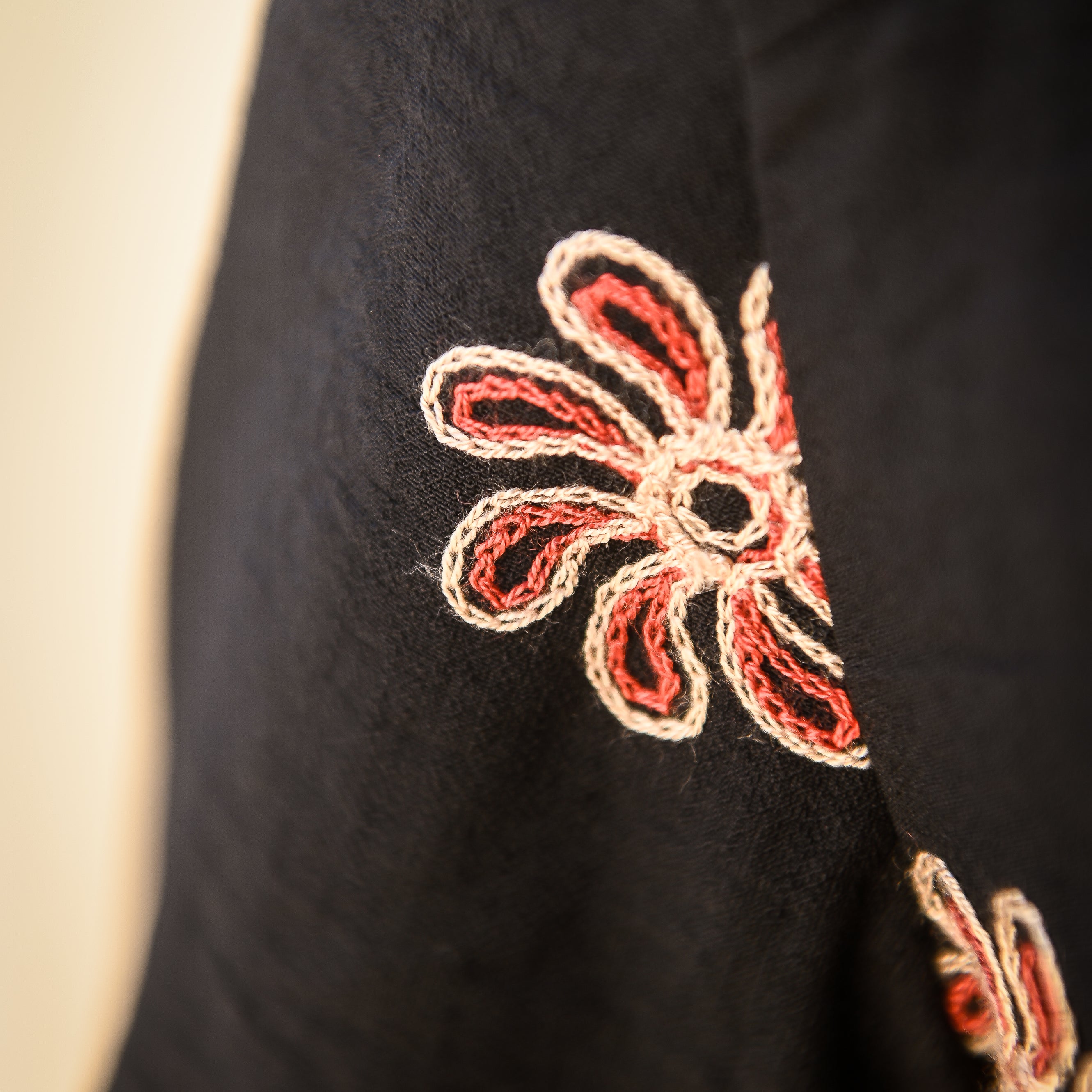 Chemise noire avec fleurs brodées la boutique de lydie