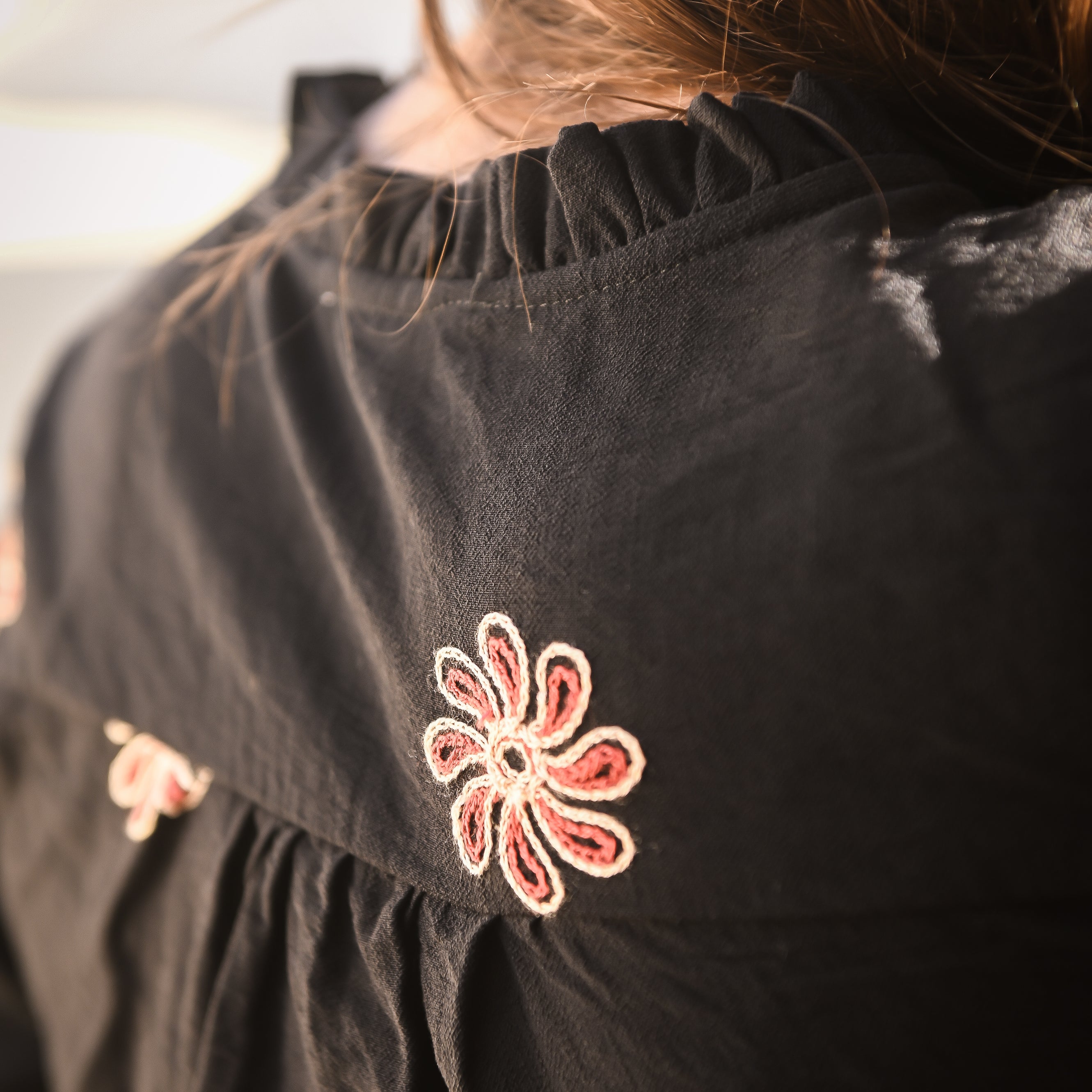 Chemise noire avec fleurs brodées la boutique de lydie