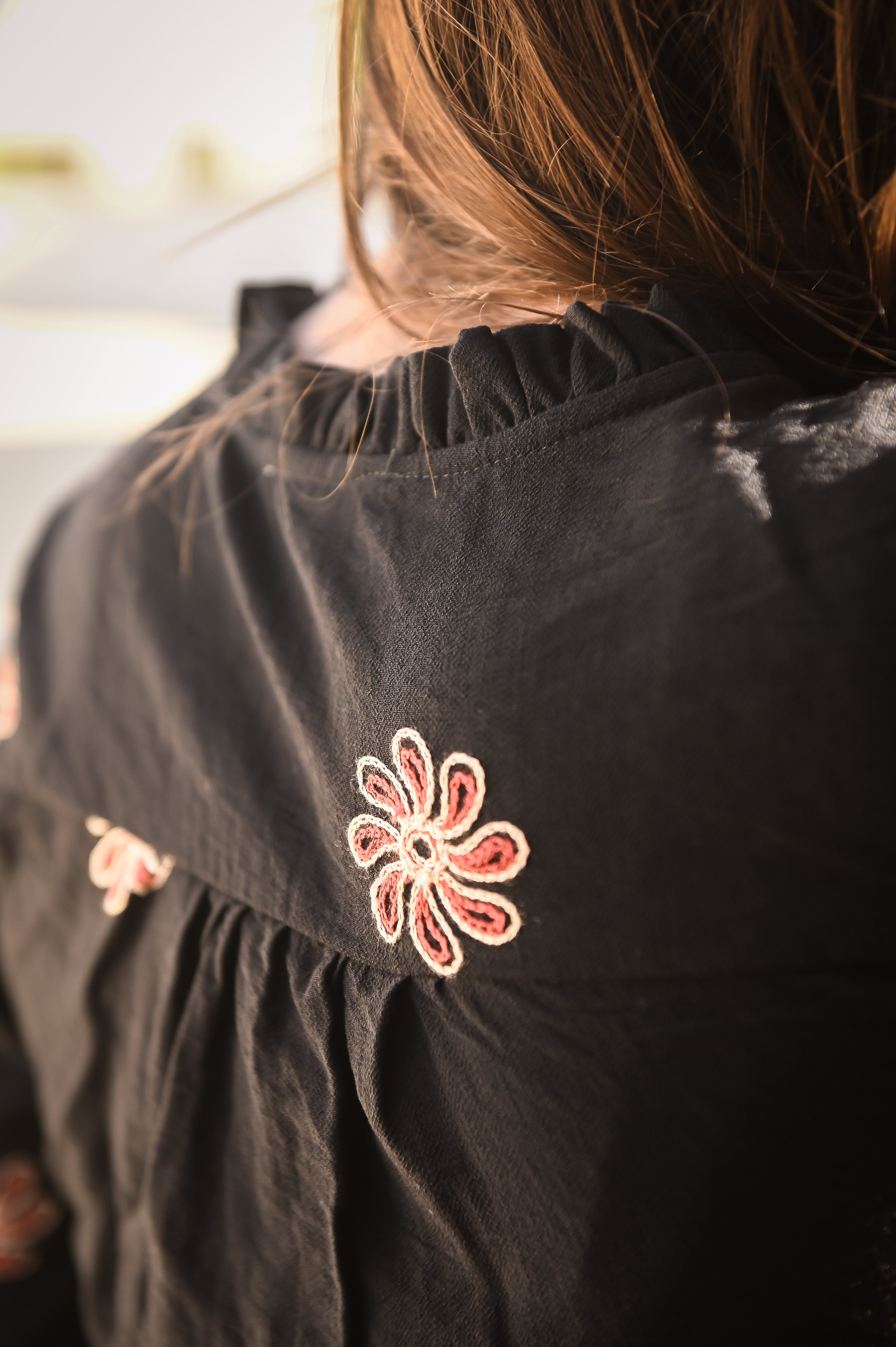 Chemise noire avec fleurs brodées la boutique de lydie
