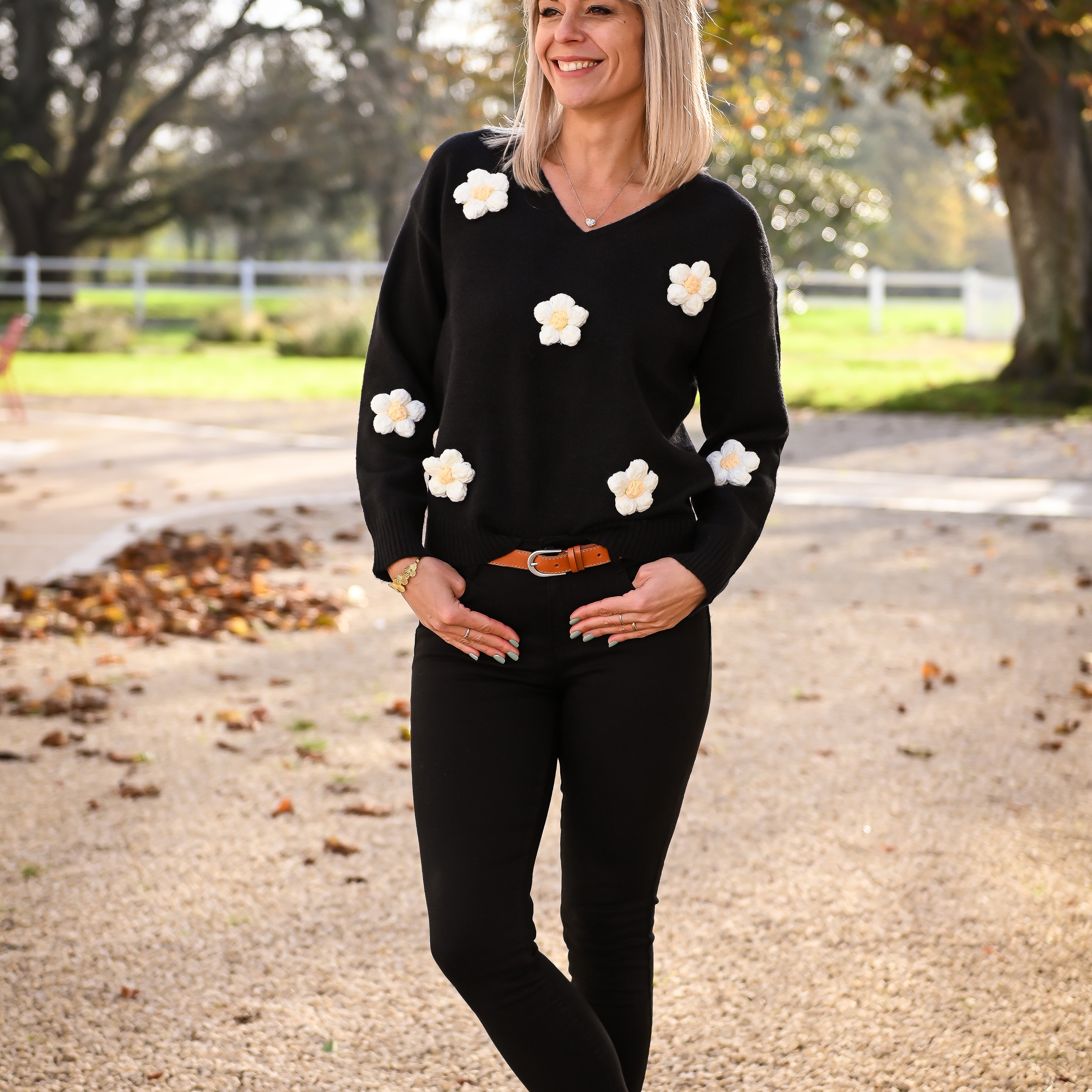 Pull noir à fleurs brodées marguerite