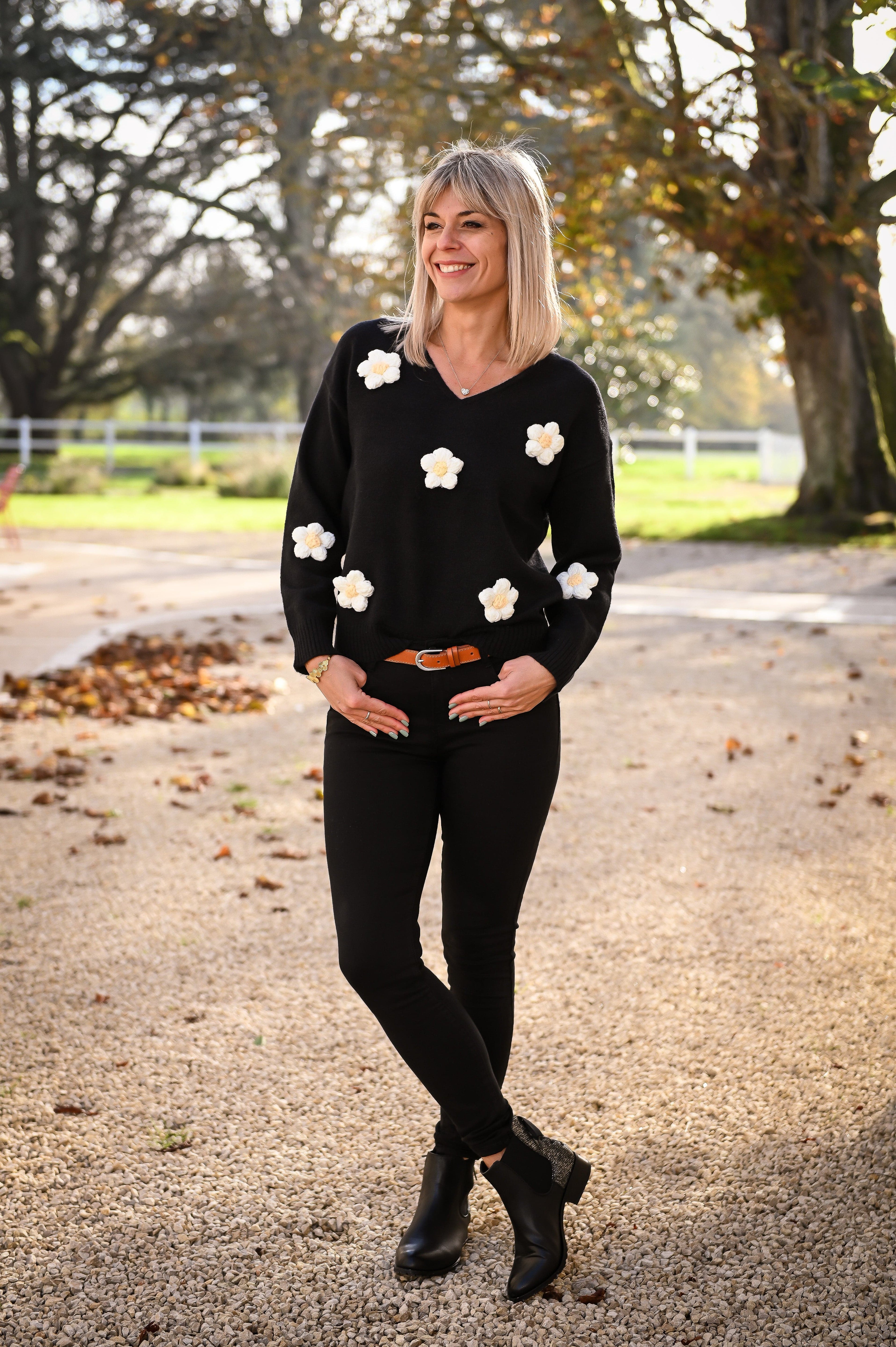 Pull noir à fleurs brodées marguerite