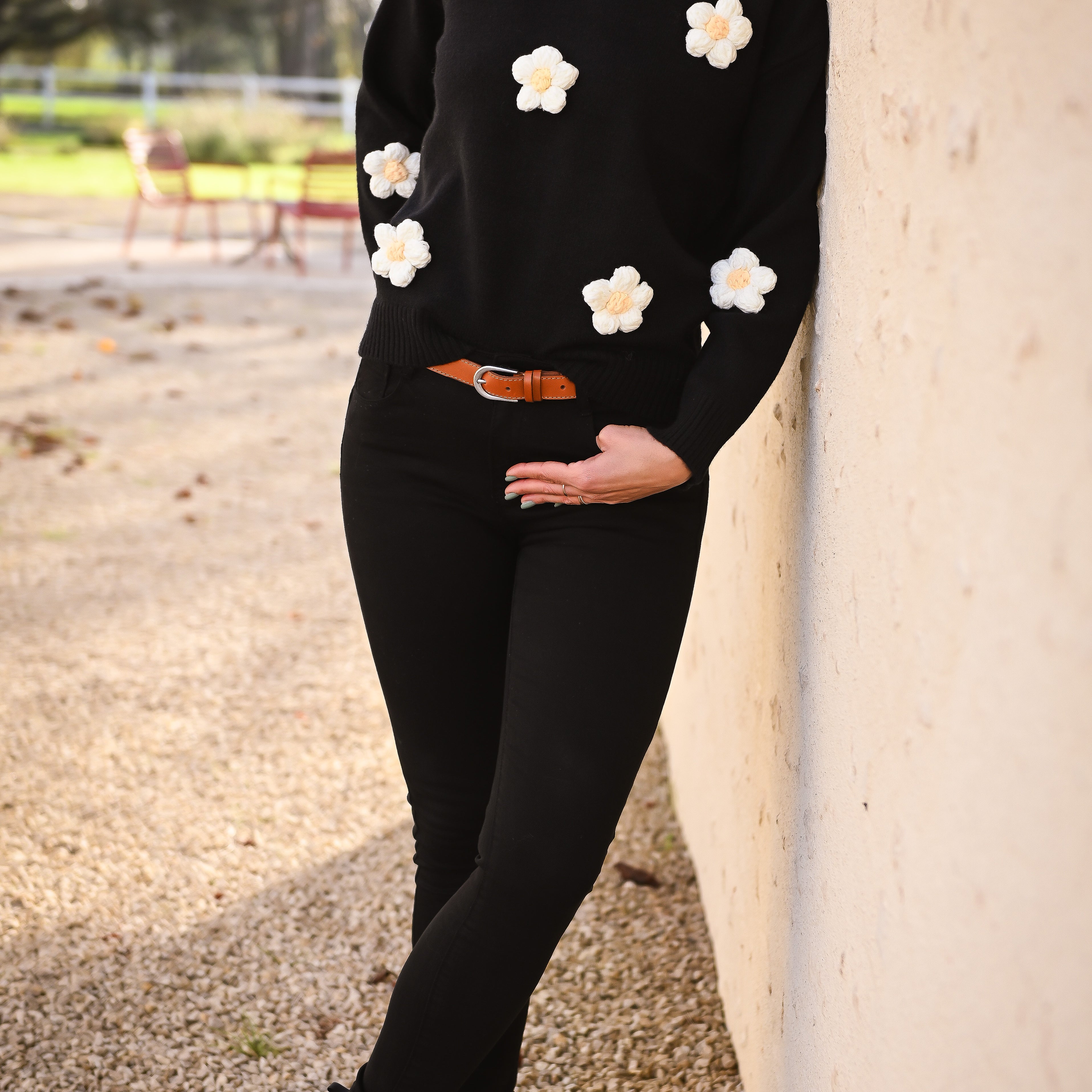 Pull noir à fleurs brodées marguerite