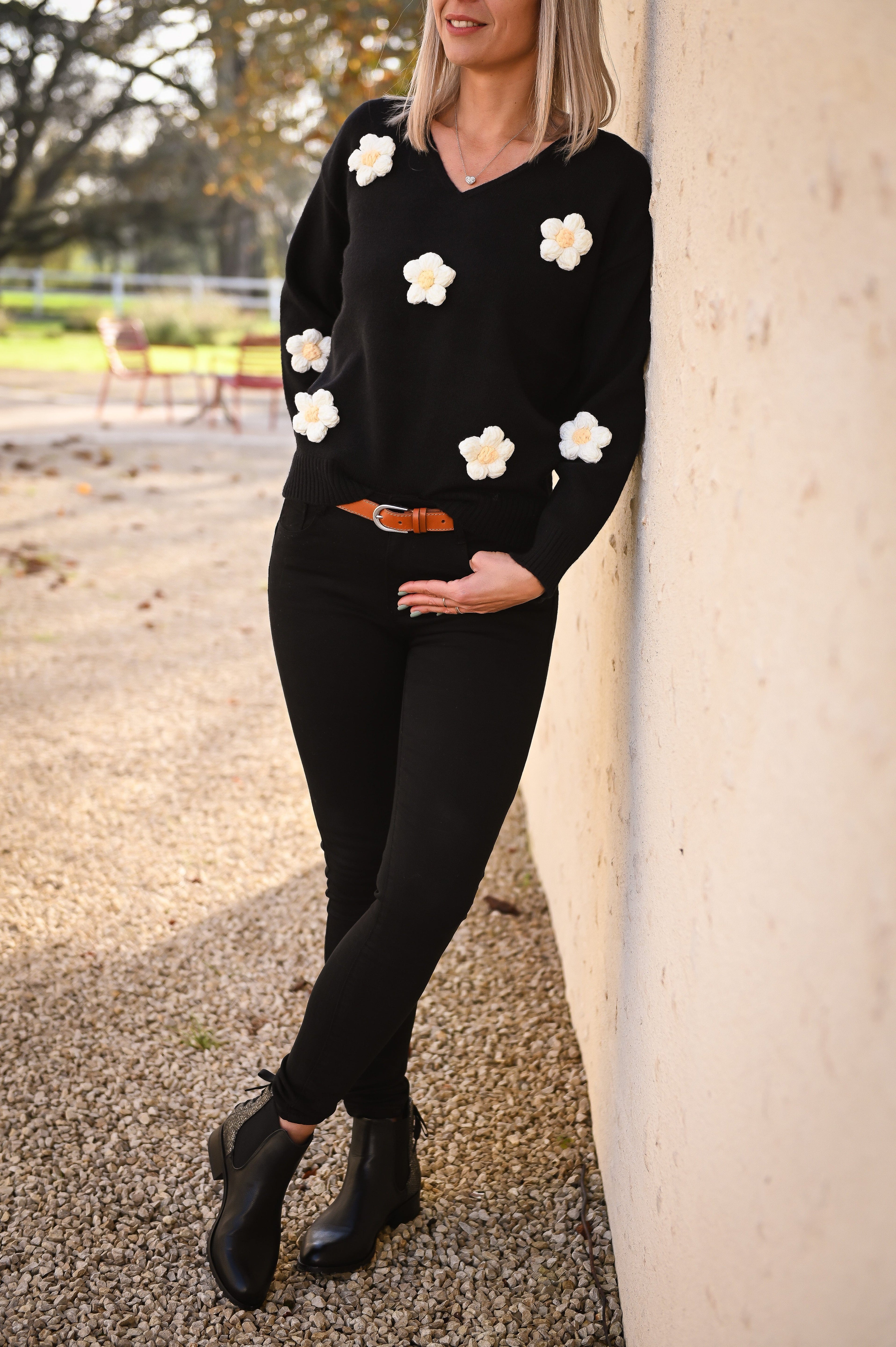Pull noir à fleurs brodées marguerite