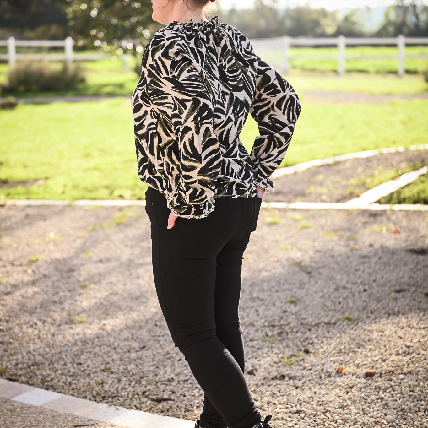 Blouse fluide écru motif feuillage noir et kaki la boutique de lydie