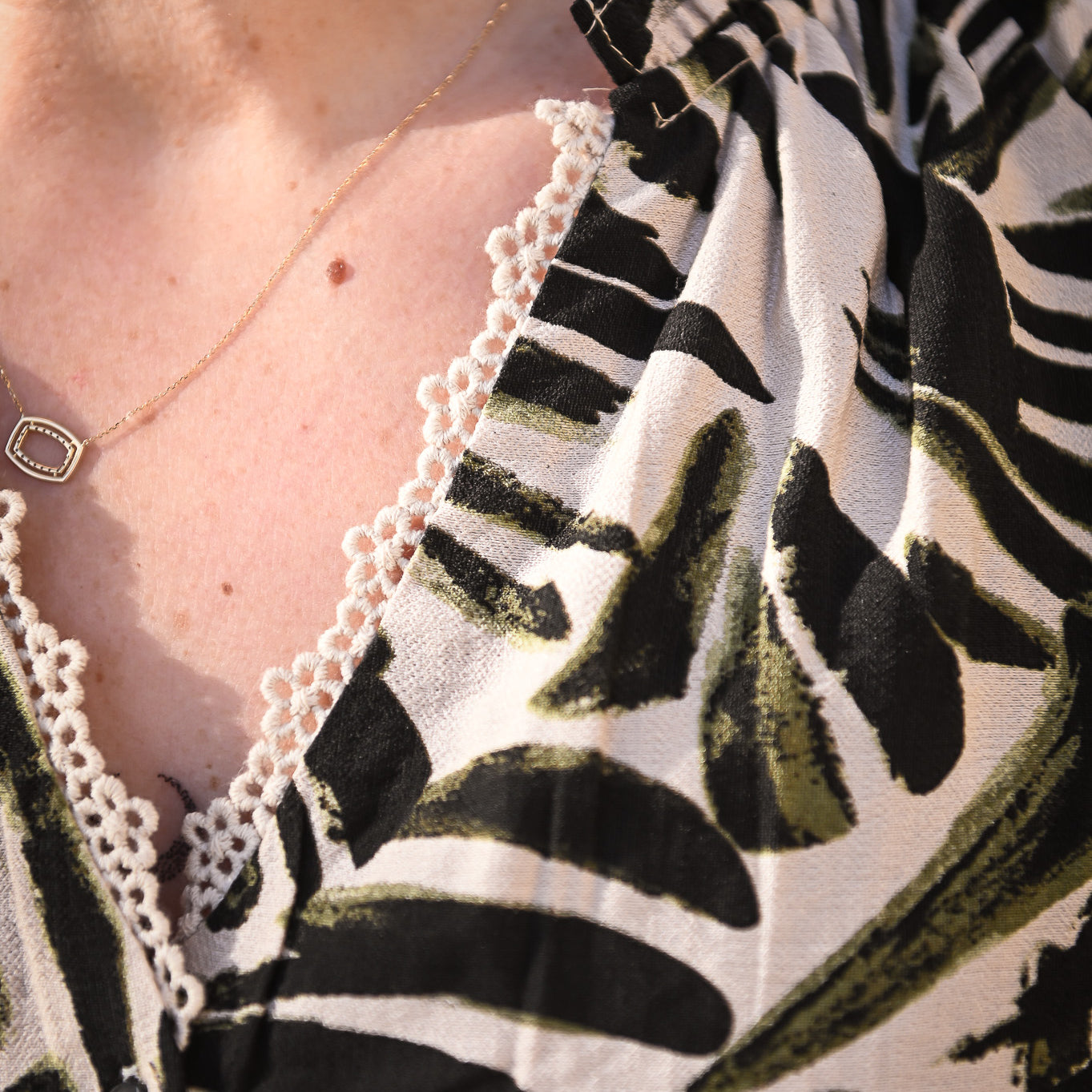 Blouse fluide écru motif feuillage noir et kaki la boutique de lydie