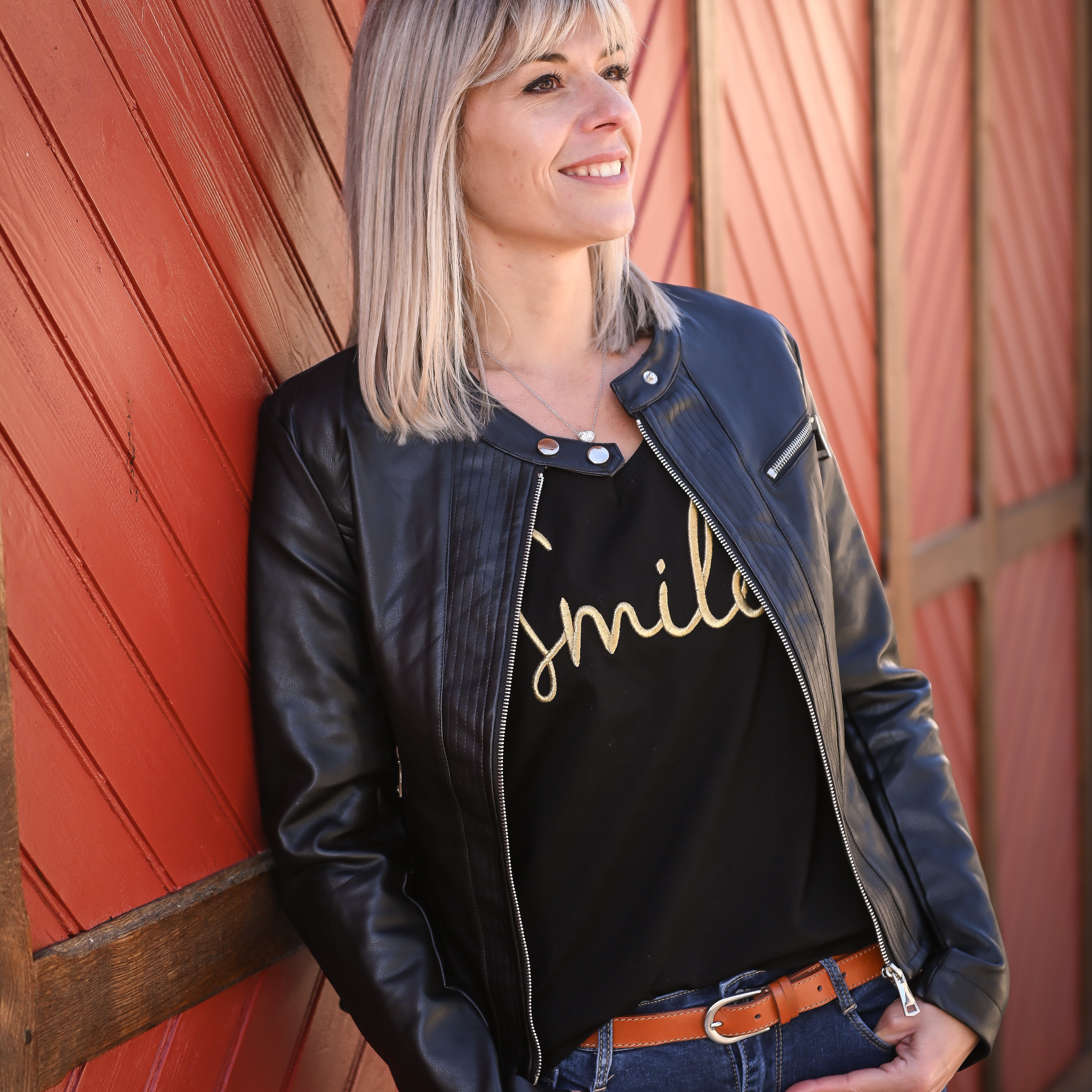 T-shirt noir brodé "Smile" doré