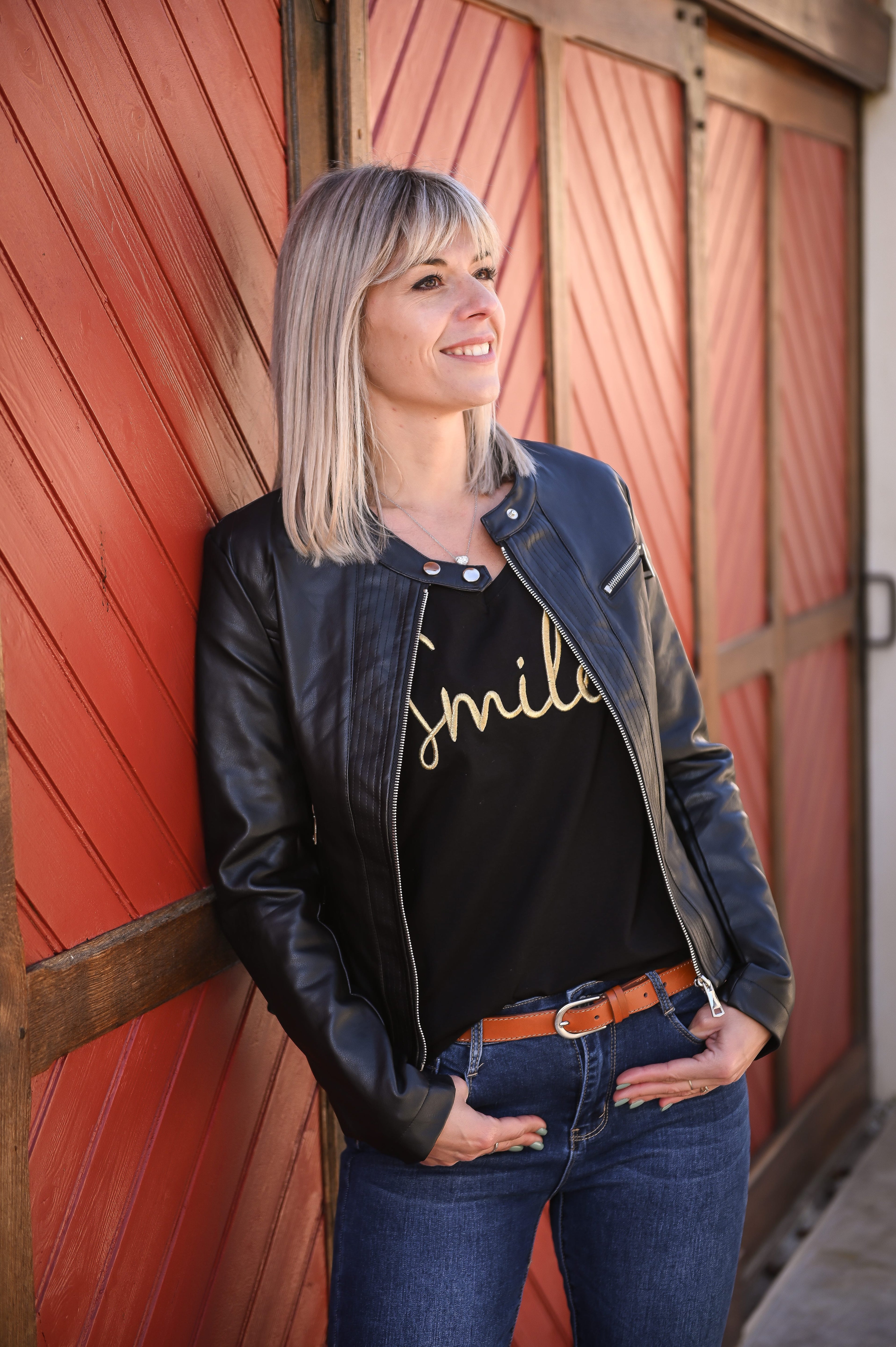 T-shirt noir brodé "Smile" doré
