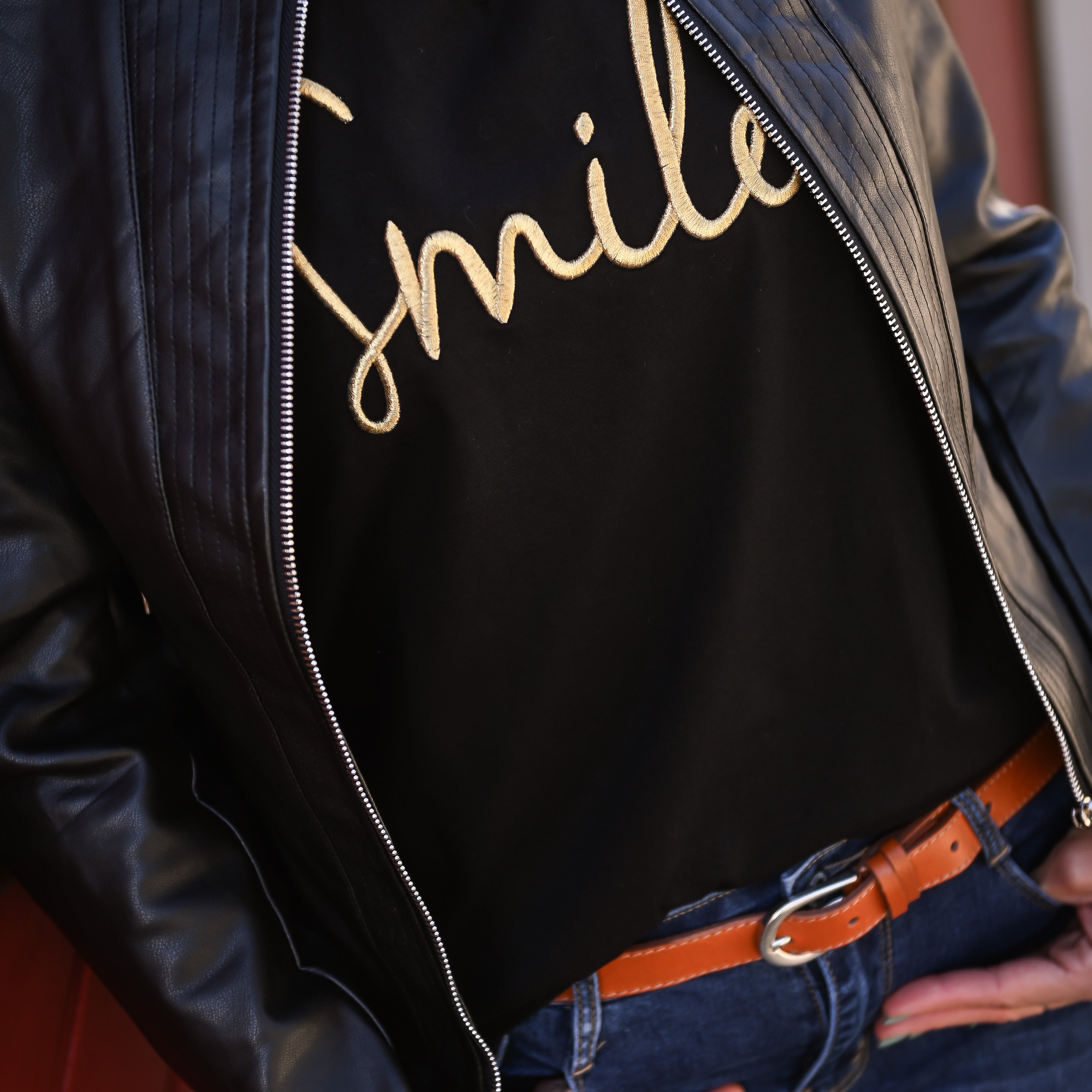 T-shirt noir brodé "Smile" doré