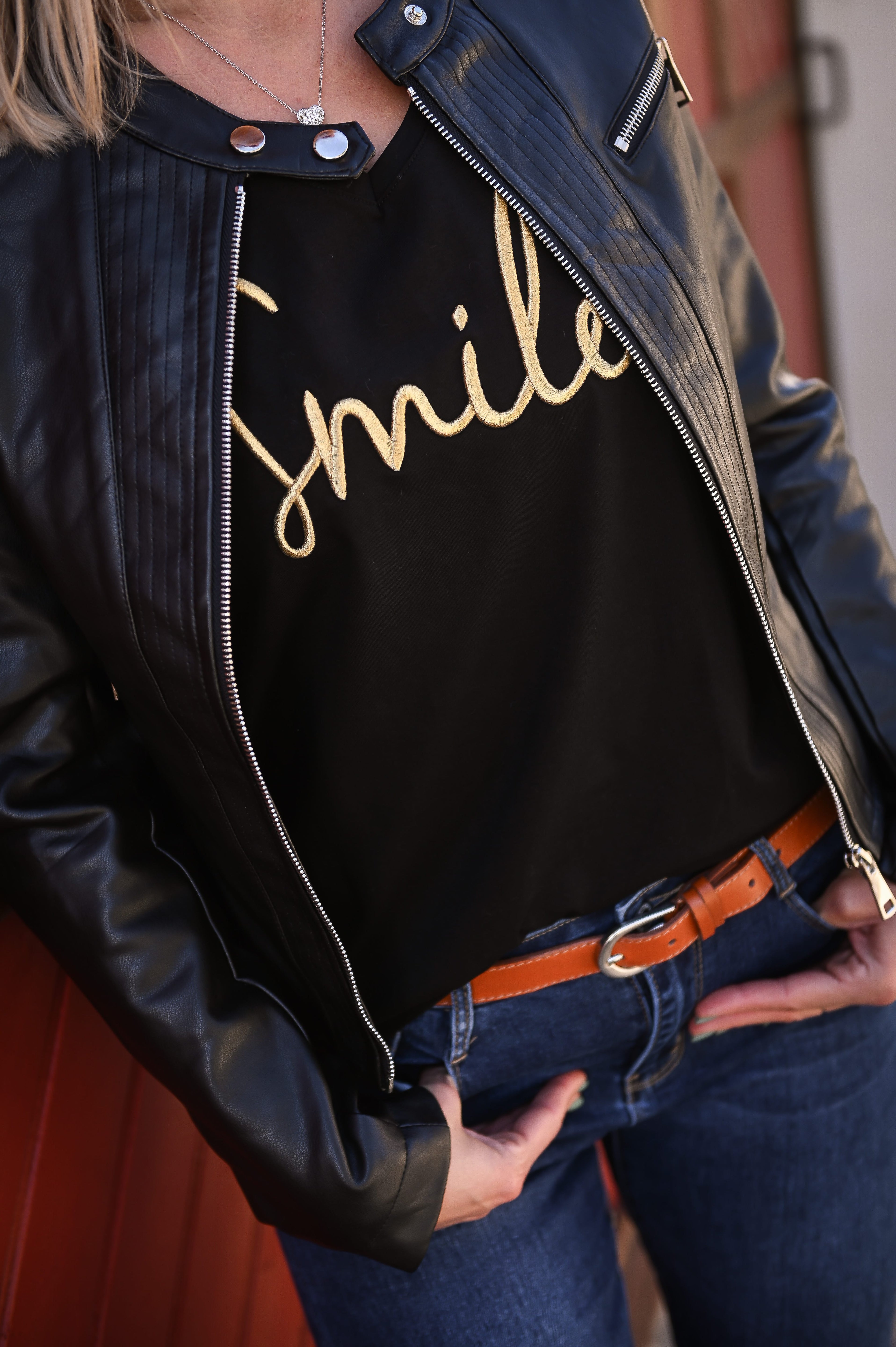 T-shirt noir brodé "Smile" doré