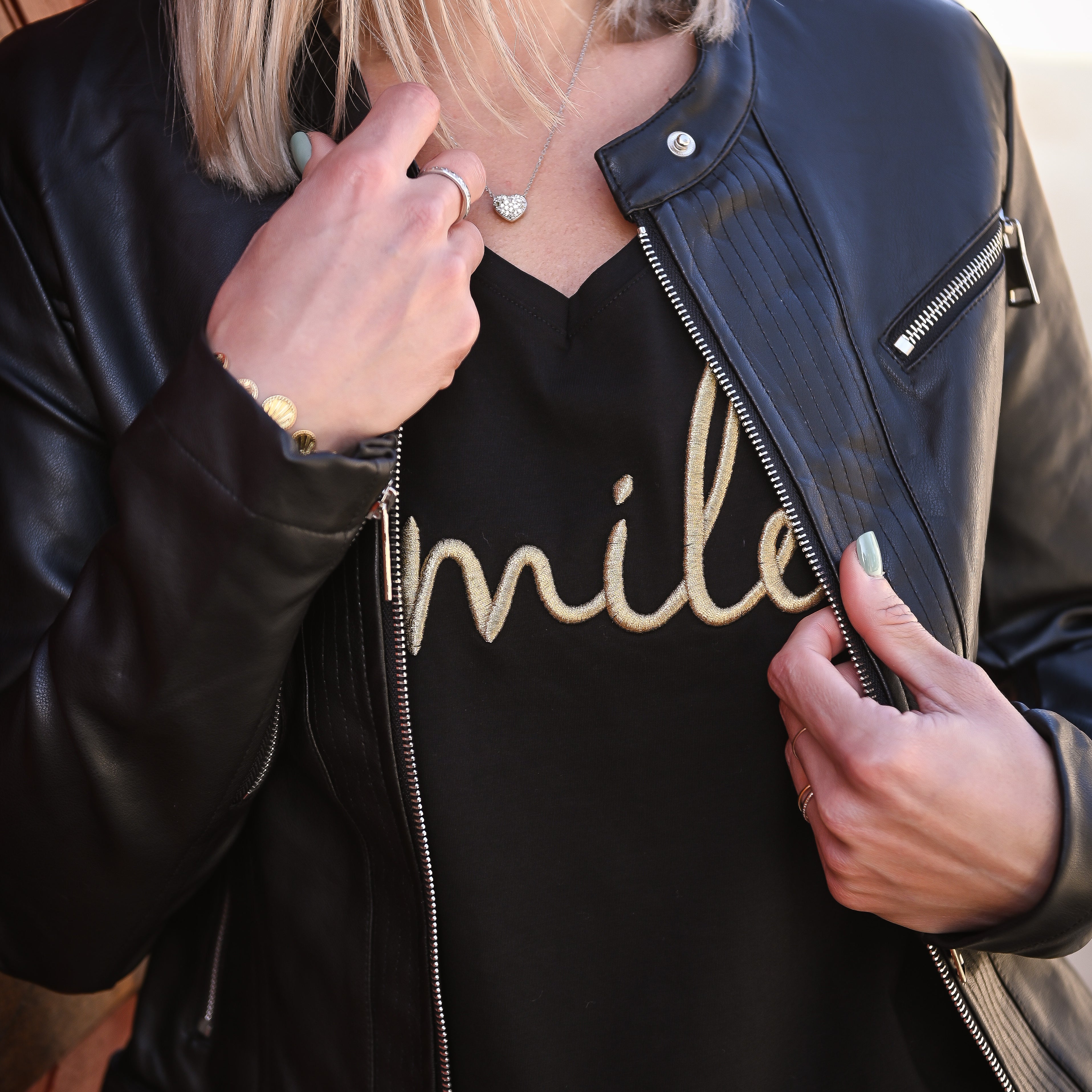 T-shirt noir brodé "Smile" doré