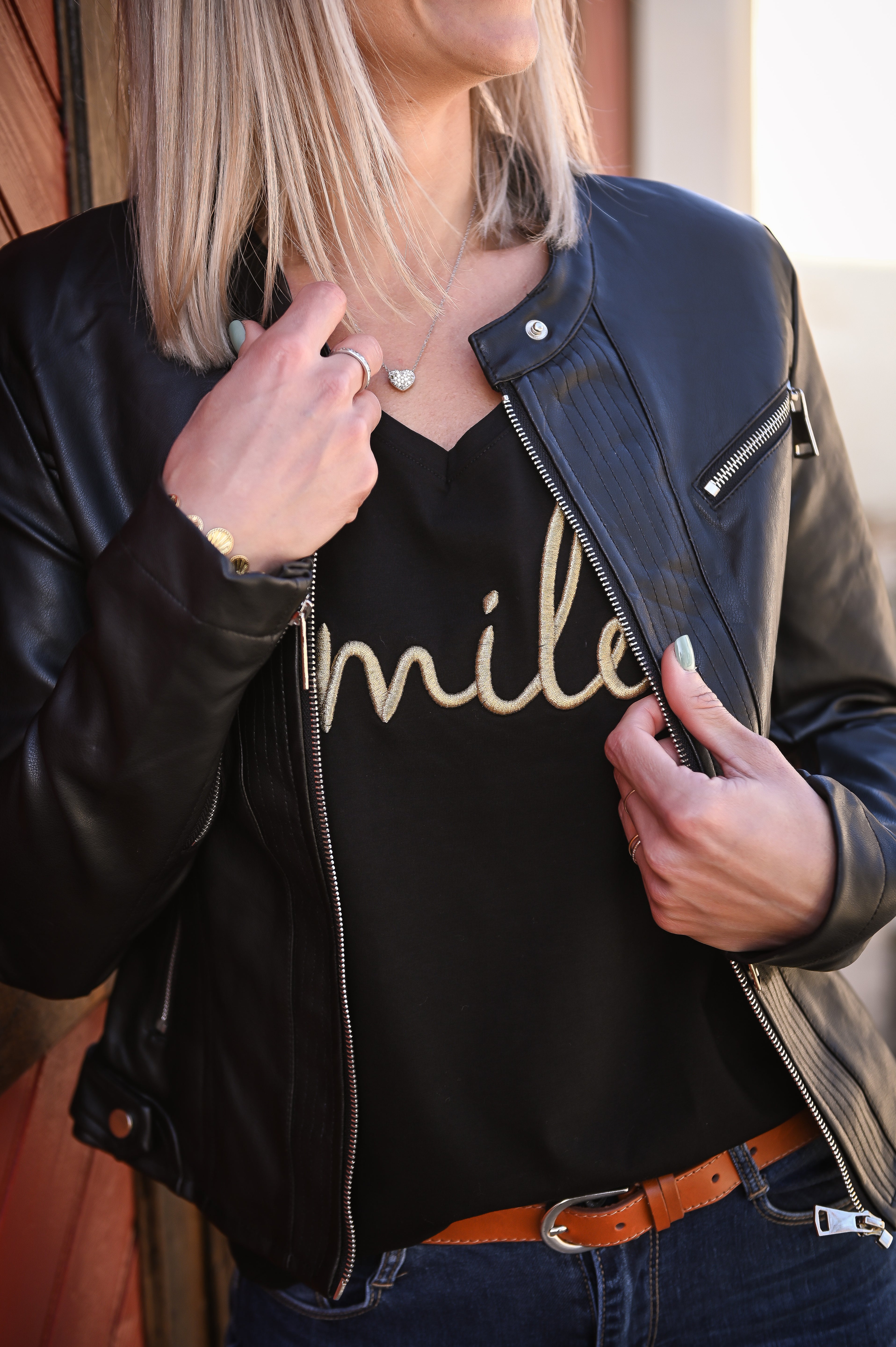 T-shirt noir brodé "Smile" doré