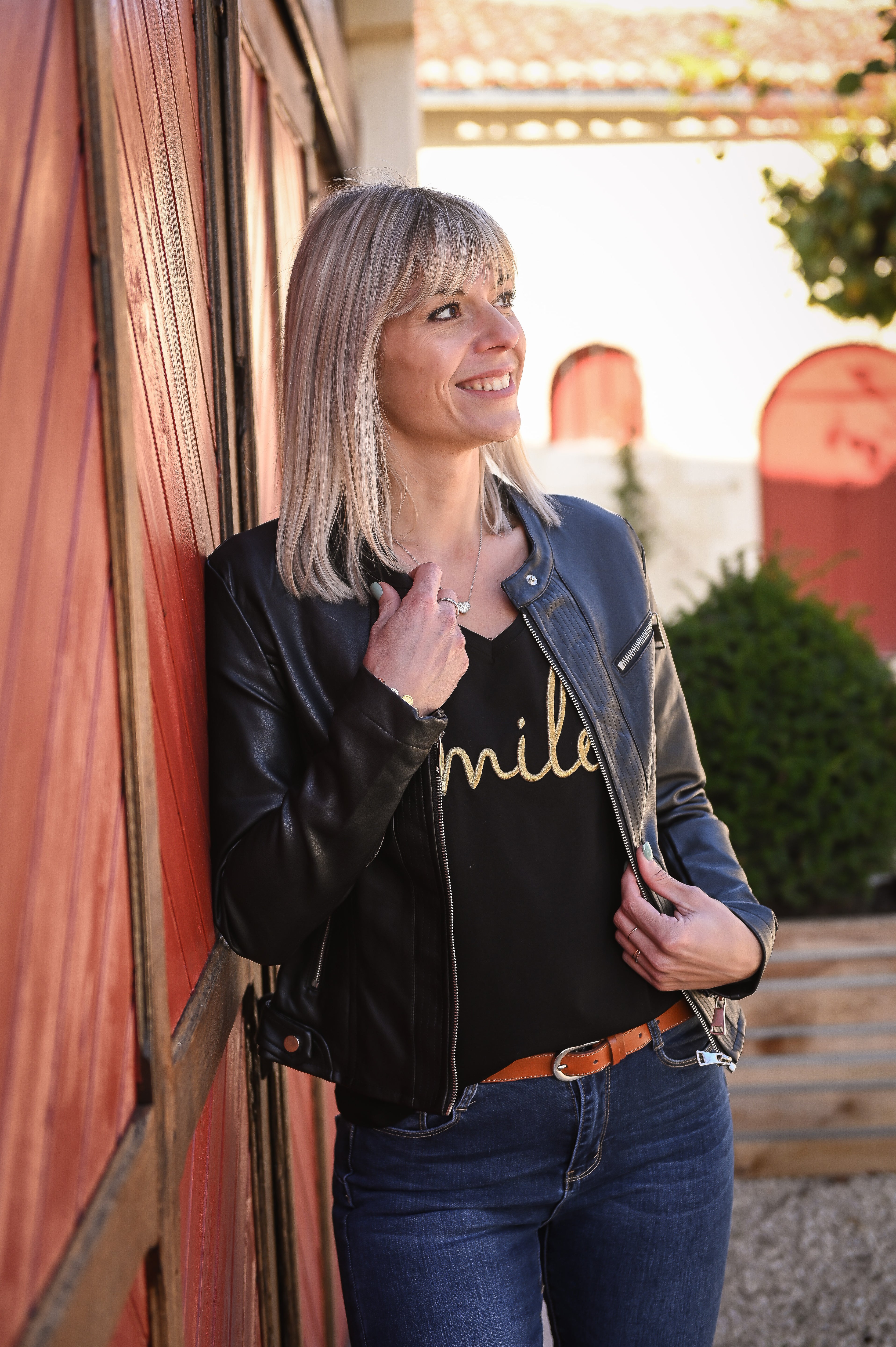 T-shirt noir brodé "Smile" doré