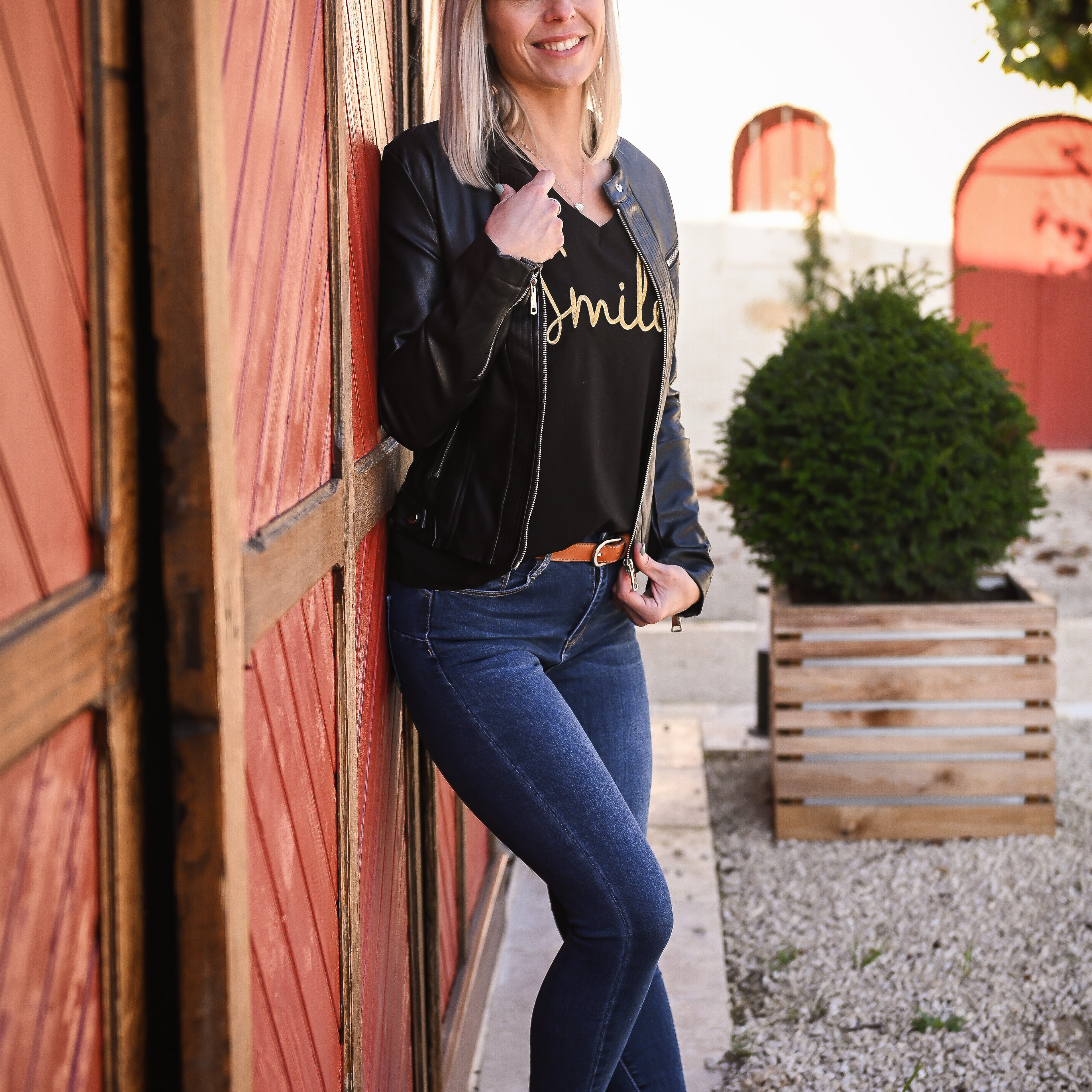 T-shirt noir brodé "Smile" doré