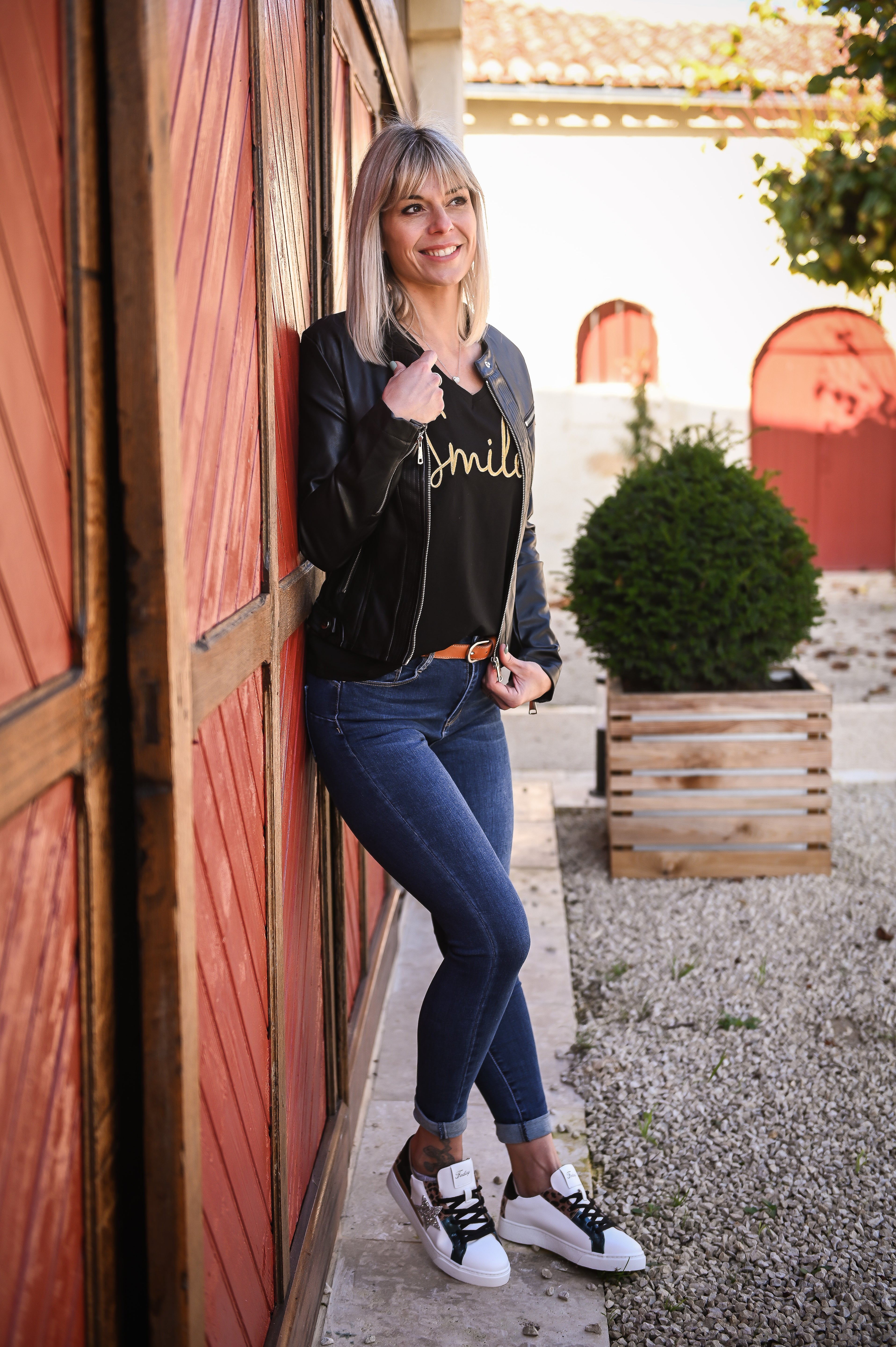 T-shirt noir brodé "Smile" doré