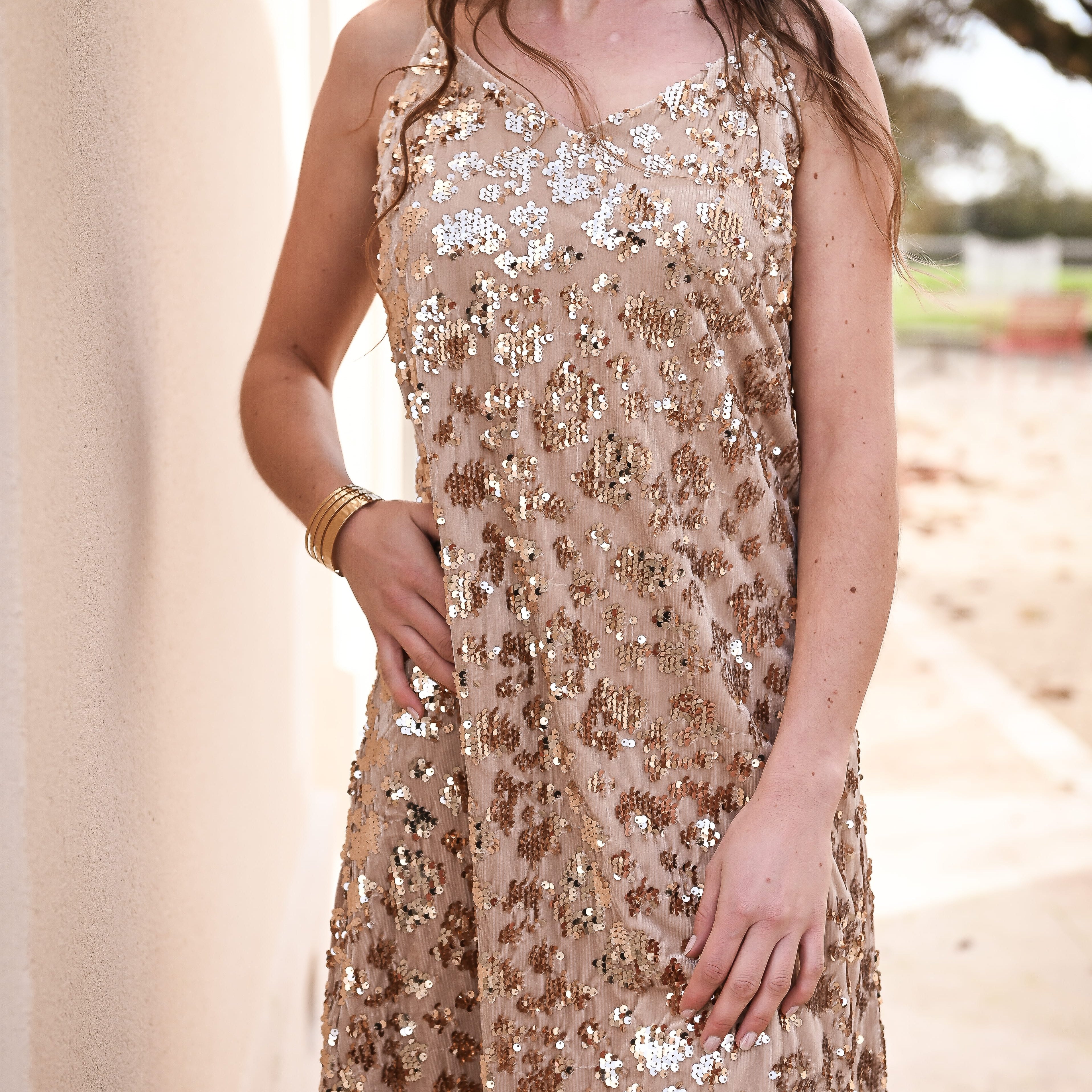 Robe beige sequin doré
