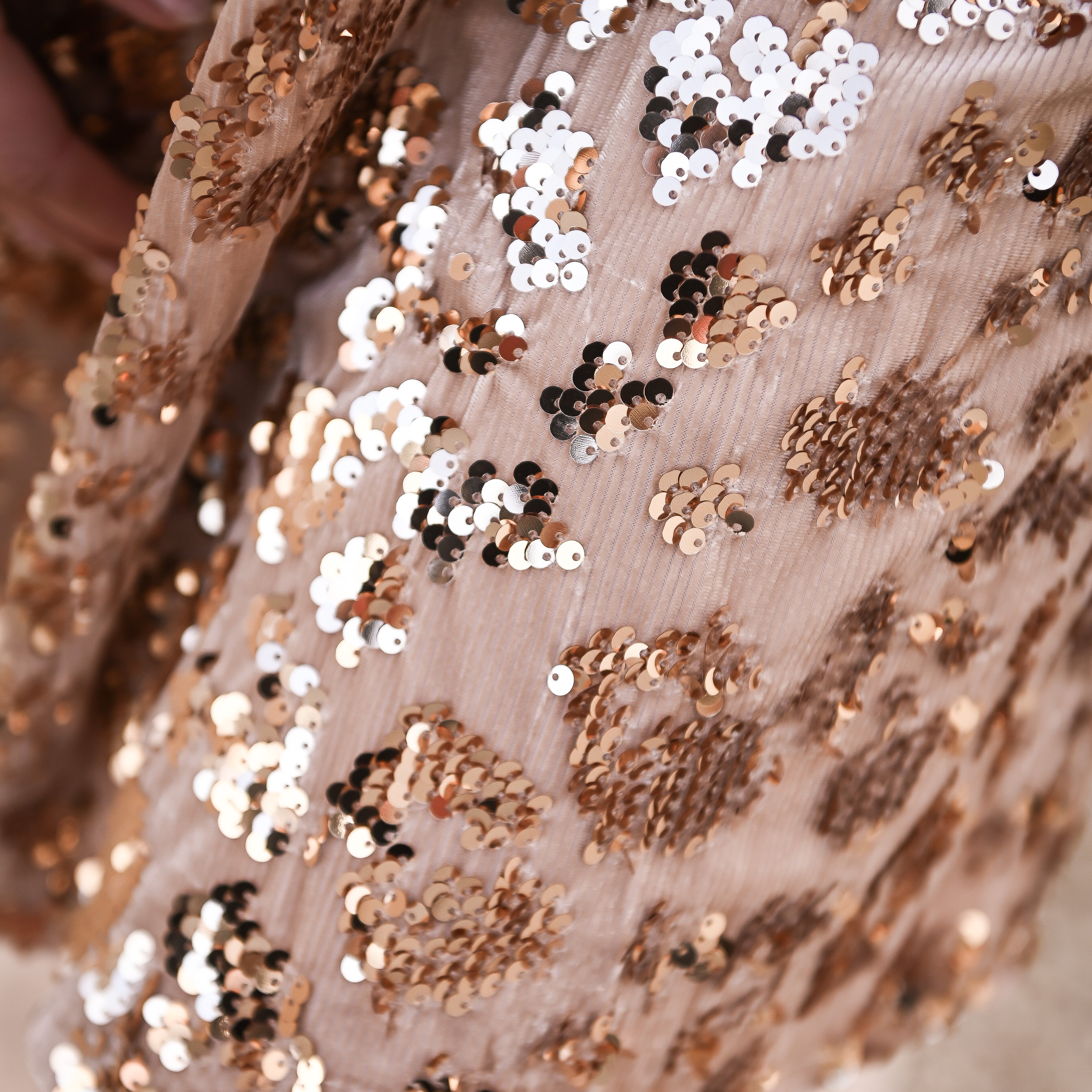 Robe beige sequin doré