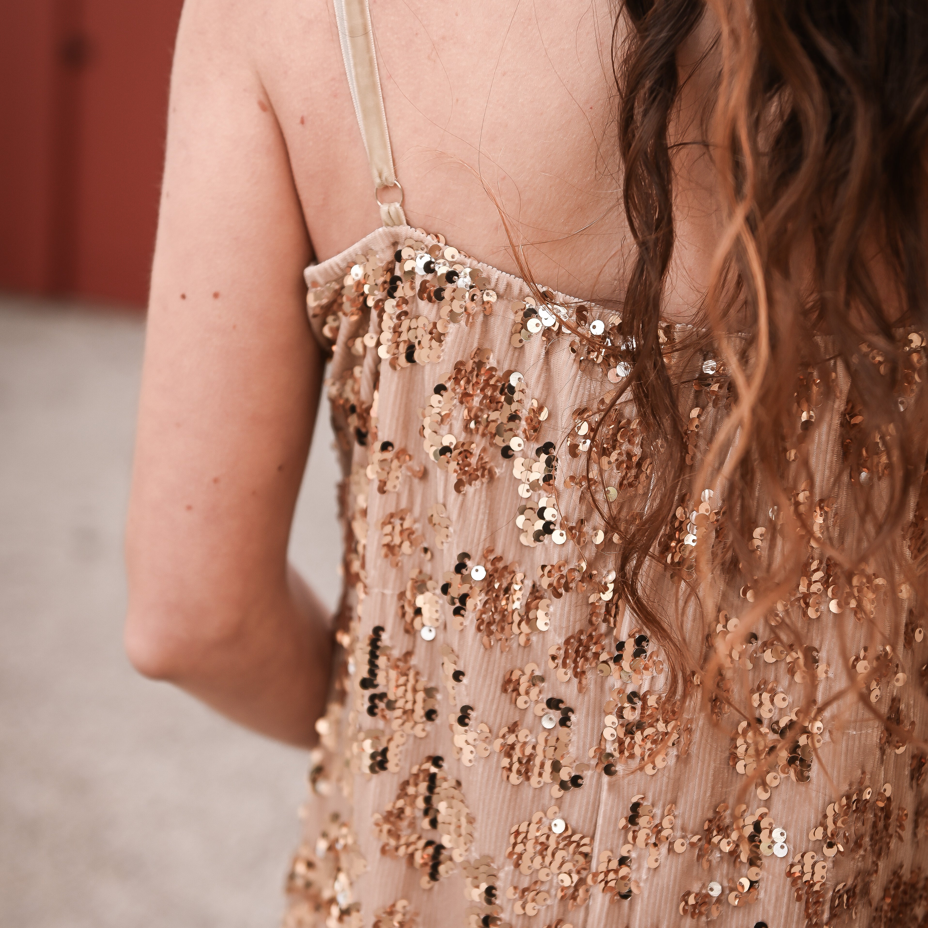 Robe beige sequin doré