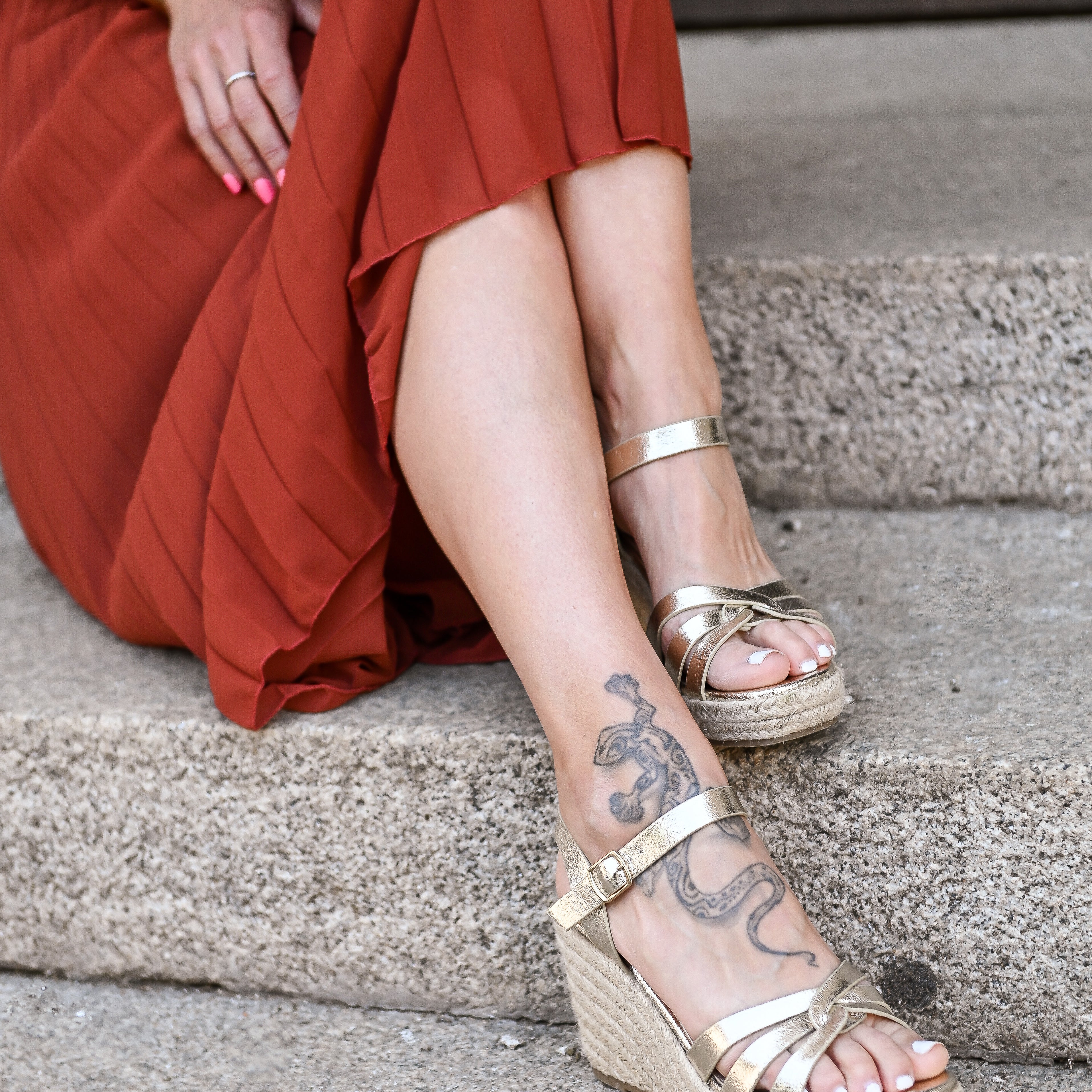 Sandales compensée dorée type espadrille