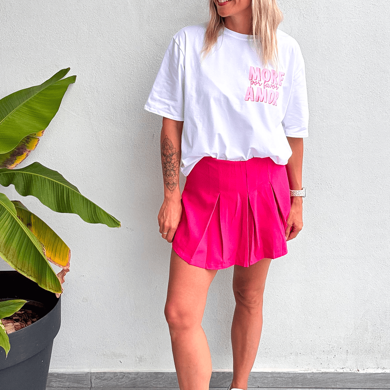 Jupe short fuchsia, plissé sur le devant
