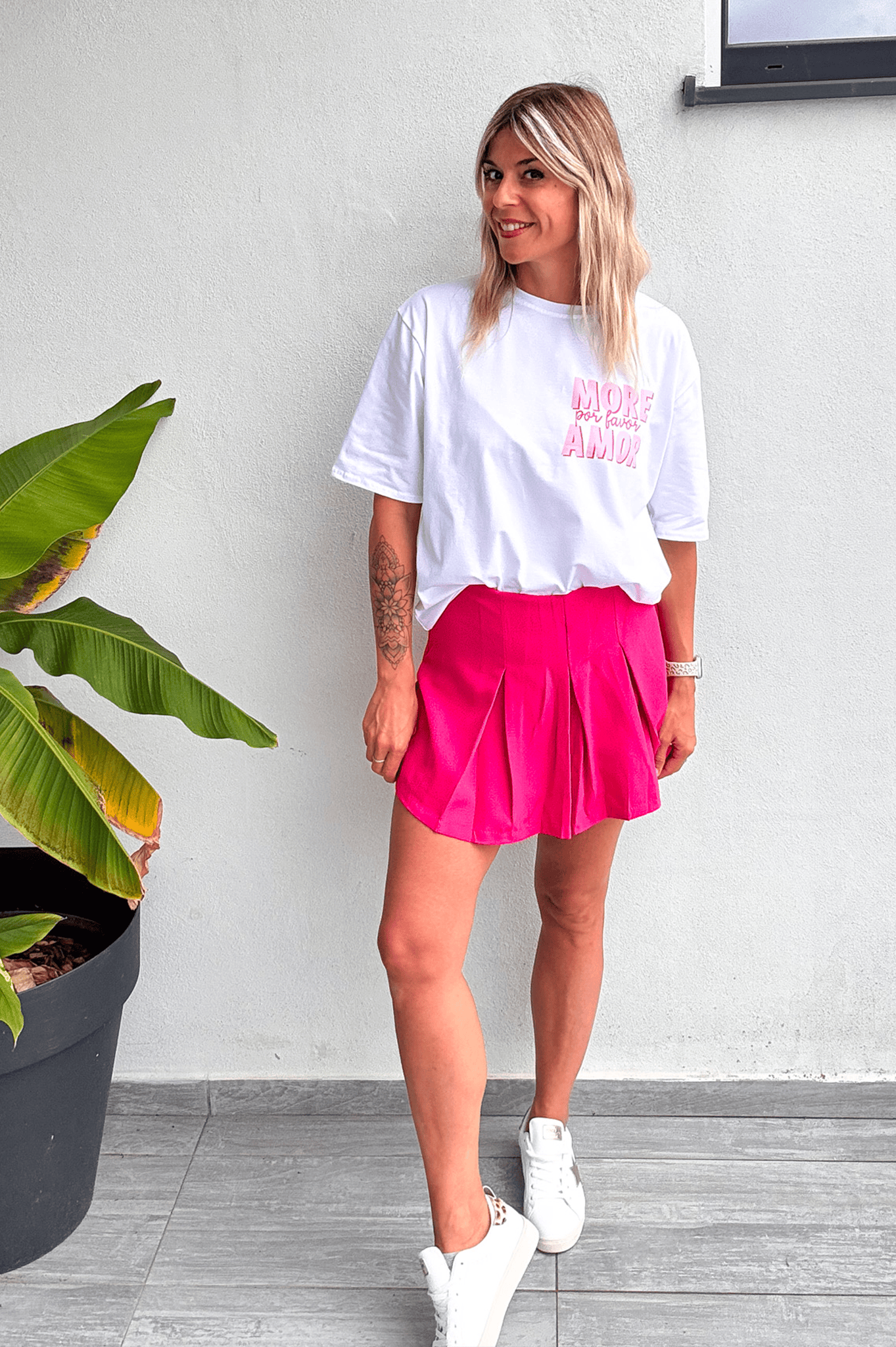 Jupe short fuchsia, plissé sur le devant