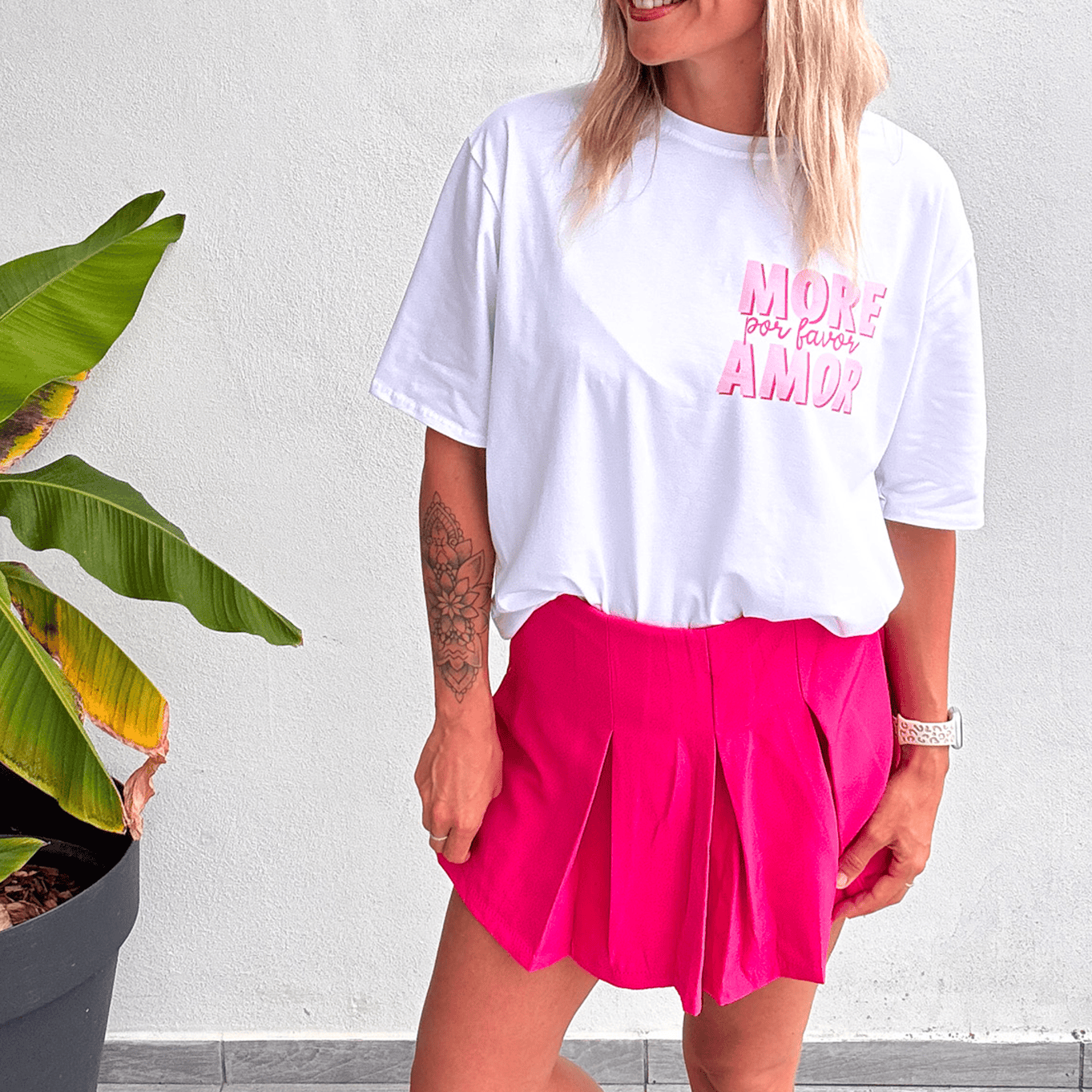 Jupe short fuchsia, plissé sur le devant