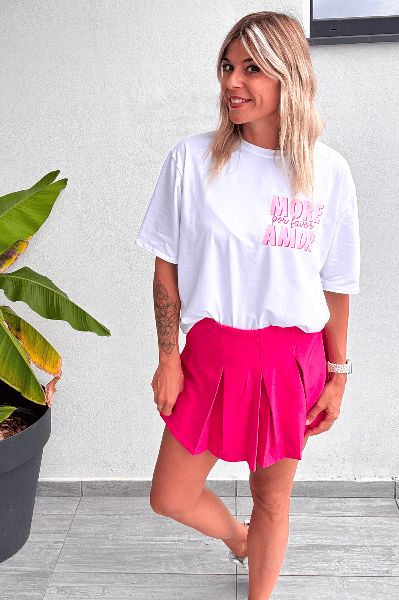 Jupe short fuchsia, plissé sur le devant