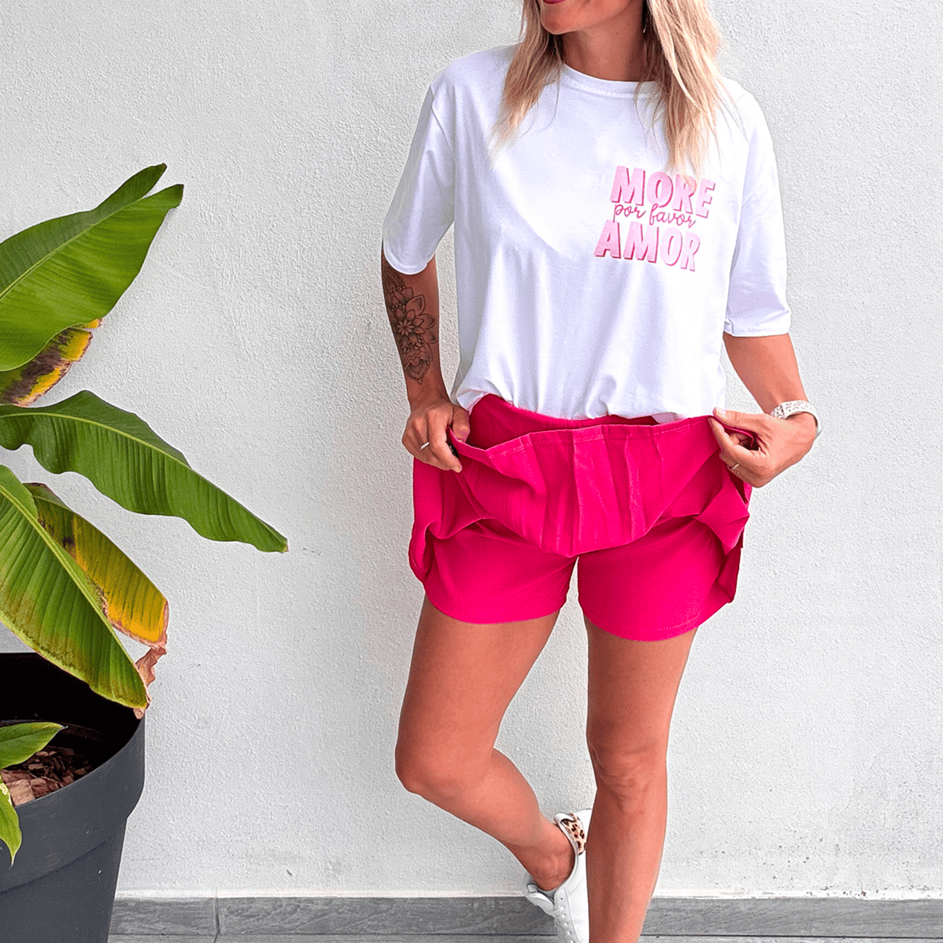 Jupe short fuchsia, plissé sur le devant
