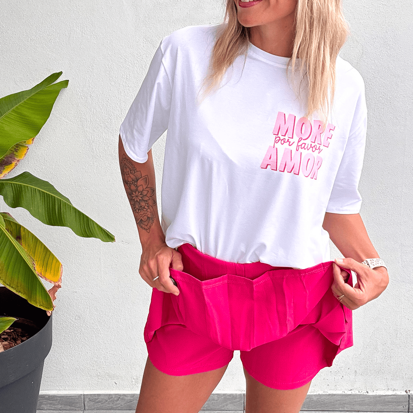 Jupe short fuchsia, plissé sur le devant