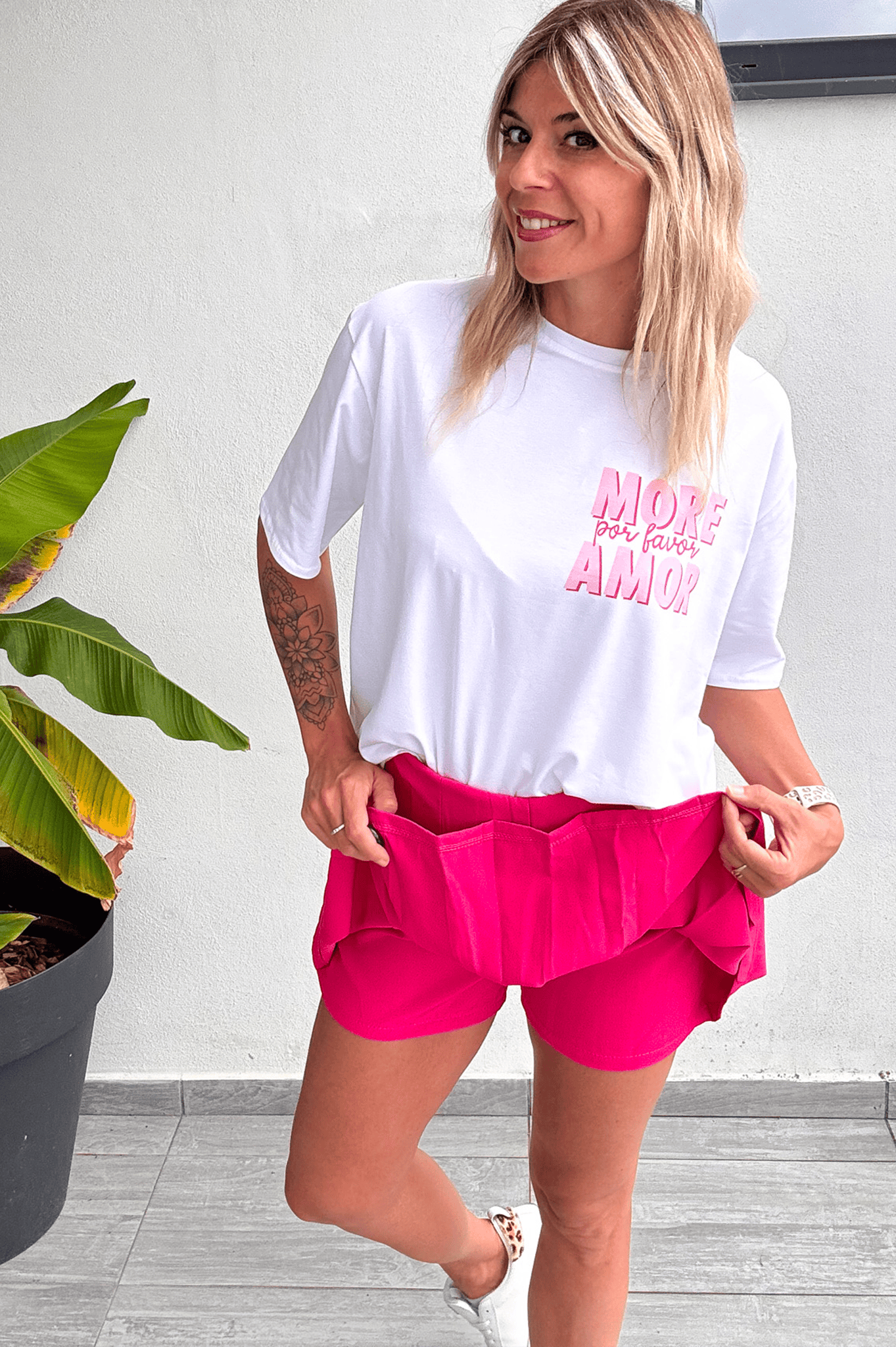 Jupe short fuchsia, plissé sur le devant